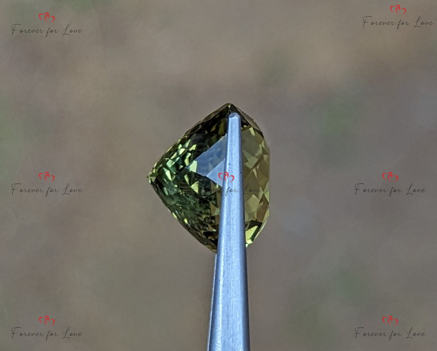 Ein natürlicher, wunderschöner, unbehandelter, riesiger, grüner Ceylon-Chrysoberyll mit einem dominanten Gelbgrün, personalisiertes Schmuckgeschenk für sie Moissanite engagement ring in Gold or Platinum — custom handcrafted by Forever For Love