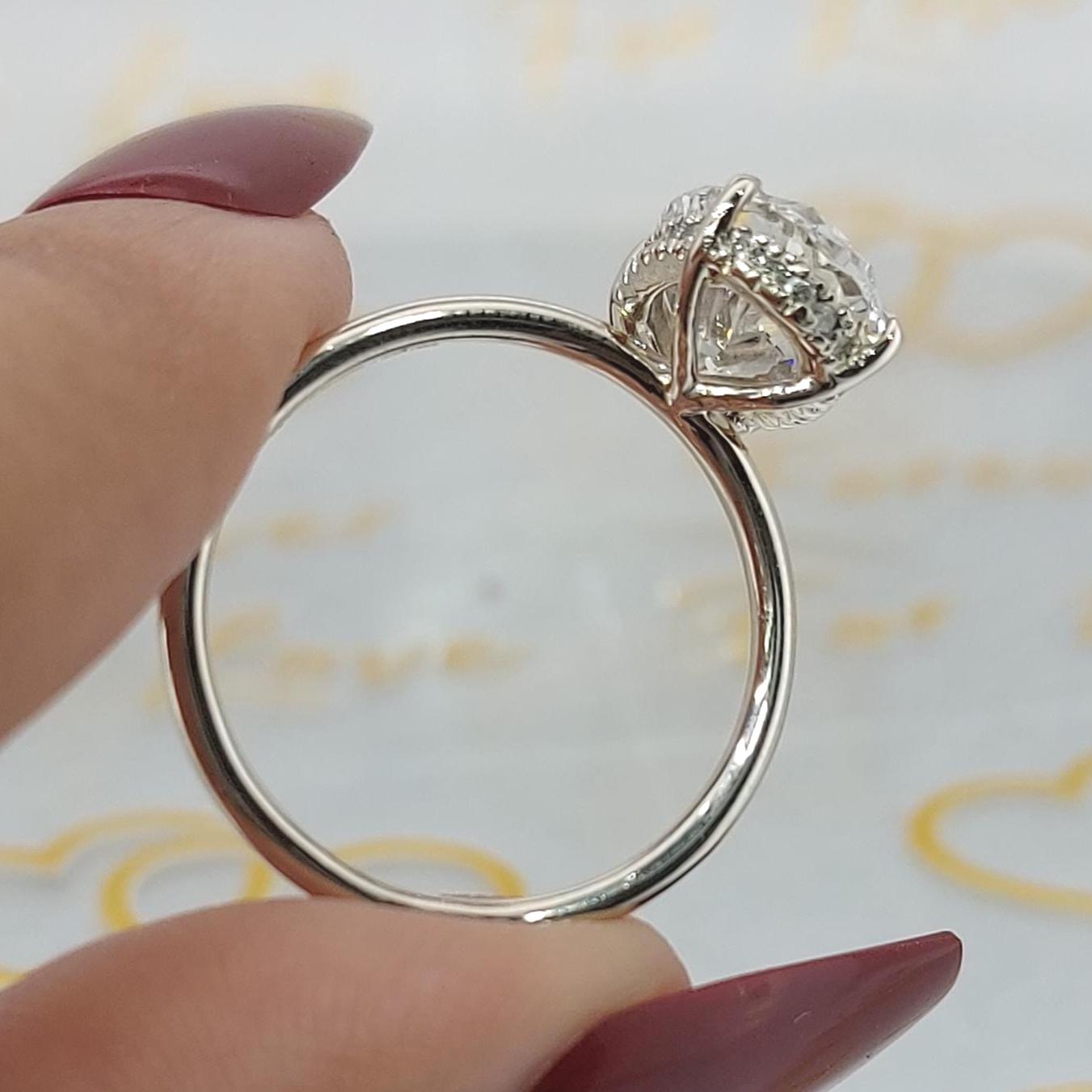 Solitaire diamant de laboratoire ovale 3 carats E VVS2 certifié Oval cut 1Ct Moissanite Taille Brillant engagement ring in Gold or Platinum — custom handcrafted by Forever For Love