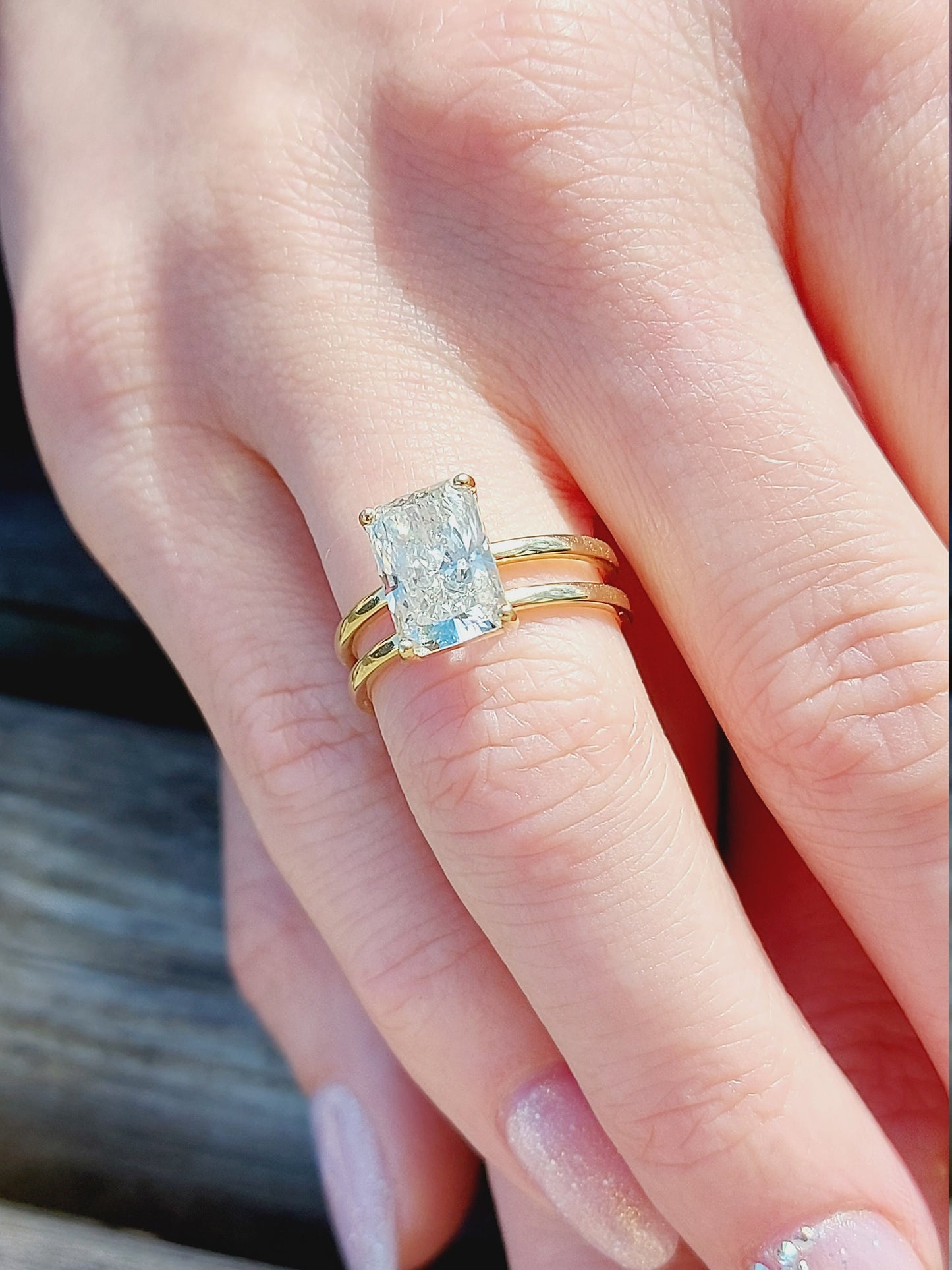 2,6 Karat IGI-zertifizierter Solitär-Verlobungsring mit Radiant-Schliff aus dem Labor Radiant cut Moissanite engagement ring in 935 Argentium Silber — custom handcrafted by Forever For Love