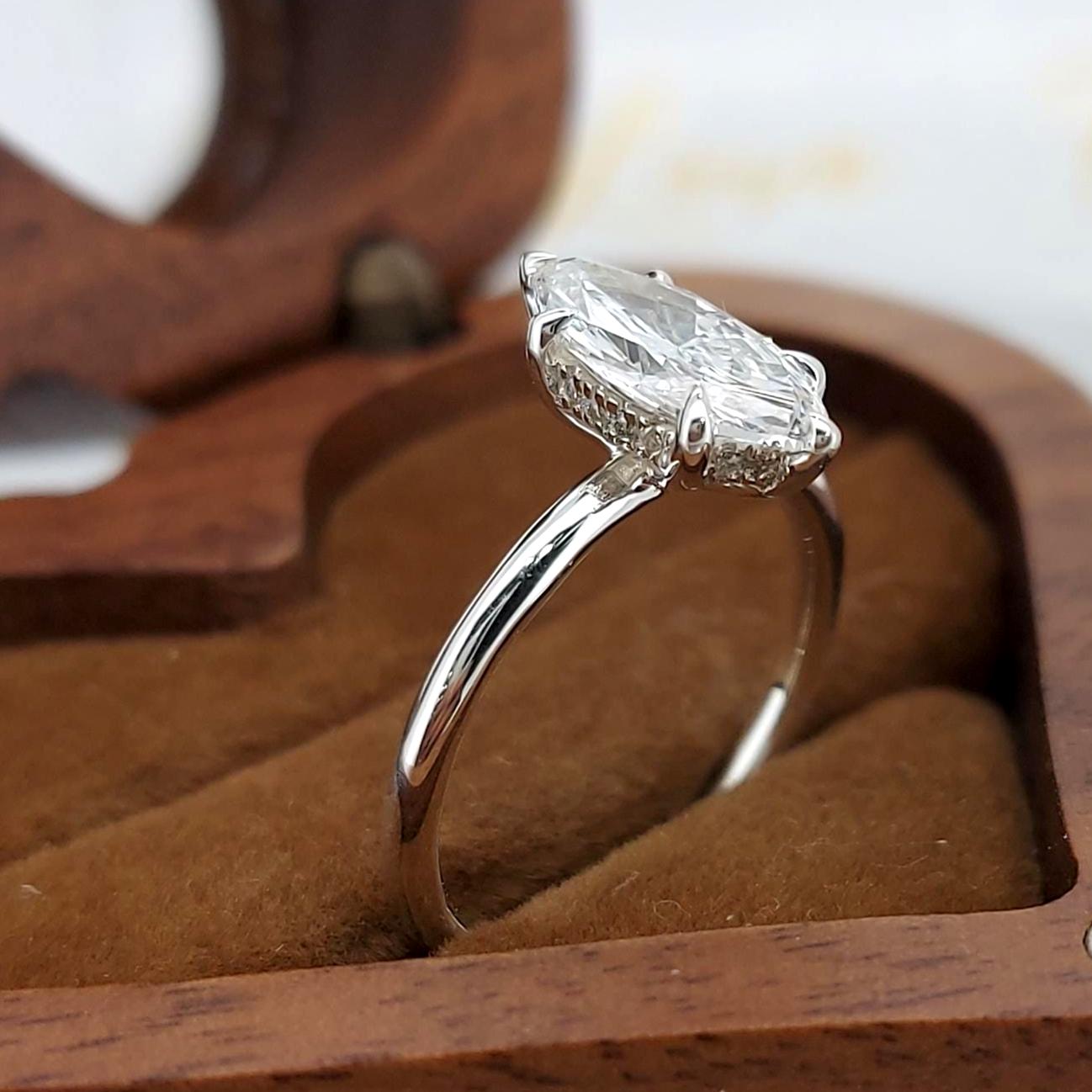 Bague de fiançailles solitaire en diamant de laboratoire taille marquise certifié IGI Marquise cut 1Ct Moissanite Taille Brillante engagement ring in Gold or Platinum — custom handcrafted by Forever For Love