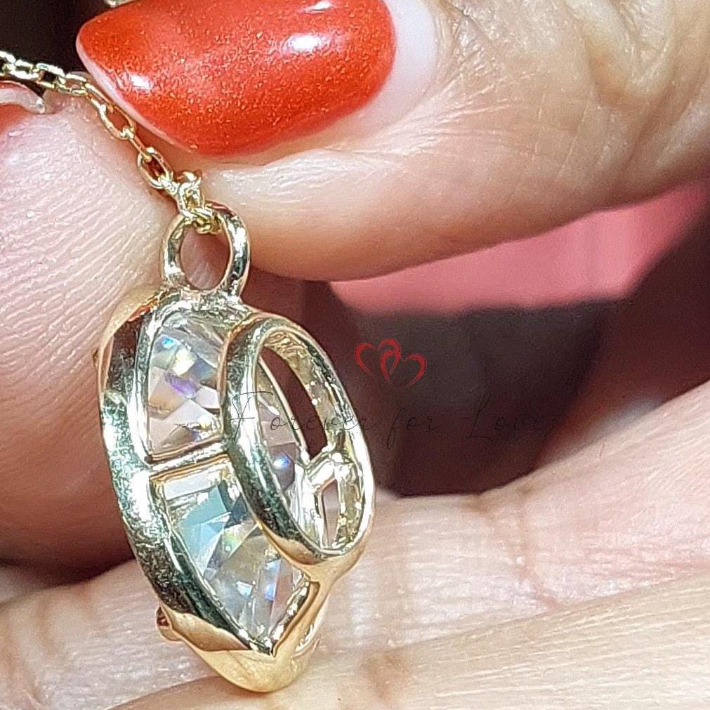 Ovale Moissanit-Halskette, 14k Gelbgold, Zierlicher minimalistischer Moissanit-Anhänger, Diamant-Alternative Damen-Halskette, Besonderes Geschenk für sie. Moissanite engagement ring in Gold or Platinum — custom handcrafted by Forever For Love