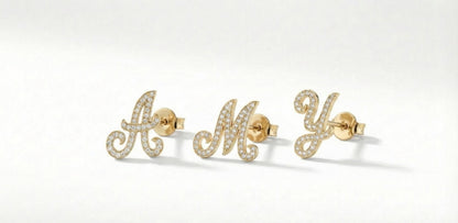 14k Mini Diamant Ohrringe, süße Initialen Ohrringe, Buchstaben Ohrstecker, minimalistischer Ohrring, personalisiertes Geschenk, Massivgold, zierliche Ohrstecker, perfektes Geschenk