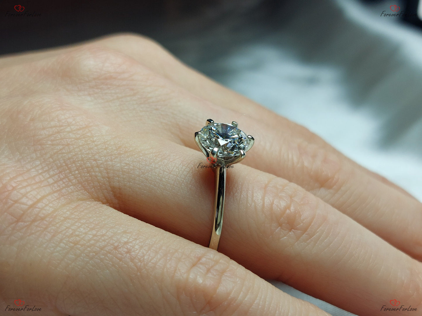 Bague de fiançailles solitaire en diamant rond de laboratoire de 2,5 carats certifié IGI Round cut 1Ct Moissanite taille brillant engagement ring in Gold or Platinum — custom handcrafted by Forever For Love