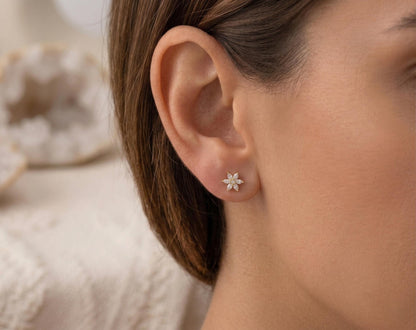 Blumenohrstecker mit Marquiseschliff Diamanten aus 14k Gold, zierliche Alltags-Diamantohrringe, minimalistischer Schmuck, perfektes Geschenk