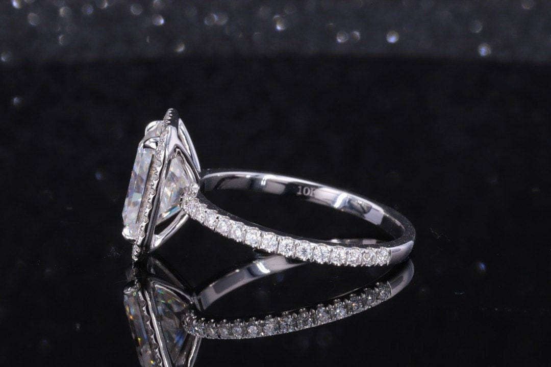 3 Karat strahlender Moissanit-Halo-Verlobungsring Radiant cut Moissanite engagement ring in 935er Argentium Silber — custom handcrafted by Forever For Love
