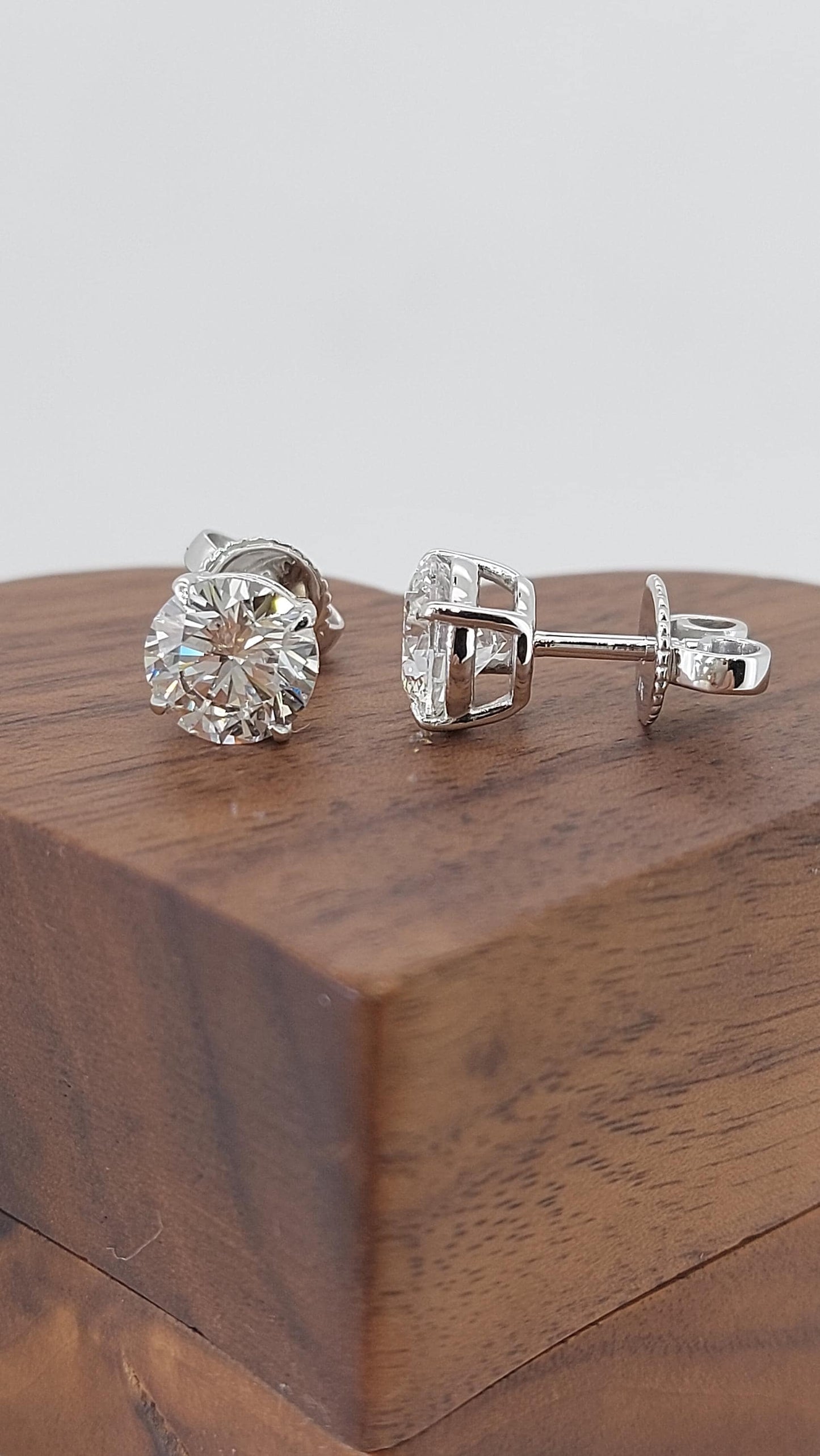 Boucles d'oreilles clous rondes en or blanc avec diamants de laboratoire totalisant 4 carats, clous de diamants, véritables clous de diamants pour anniversaire, cadeau de Saint-Valentin pour elle 0,5 carat Moissanite engagement ring in Gold or Platinum — custom handcrafted by Forever For Love