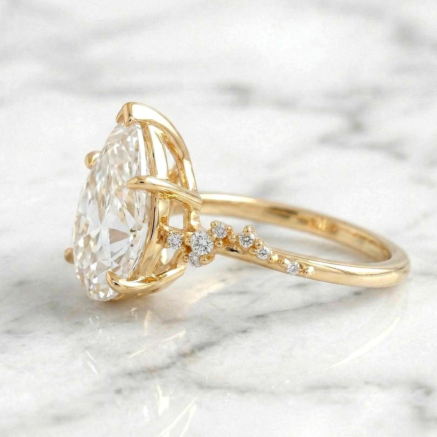 3.1 Karat IGI zertifizierter Birnen-Labor-Diamantring Pear cut Moissanite engagement ring in 935 Argentium Silber — custom handcrafted by Forever For Love