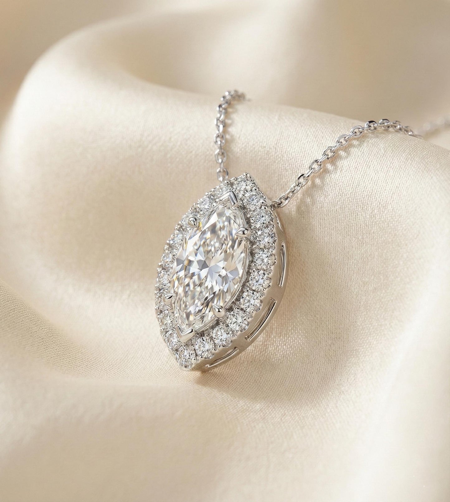 2.15 Karat IGI ZERTIFIZIERTER F/VS1 Marquise Schliff Laborgezüchteter Diamant-Halo-Anhänger mit Kette, Marquise Diamant Halo Halskette 14 Karat Weißgoldkette Moissanite engagement ring in Gold or Platinum — custom handcrafted by Forever For Love
