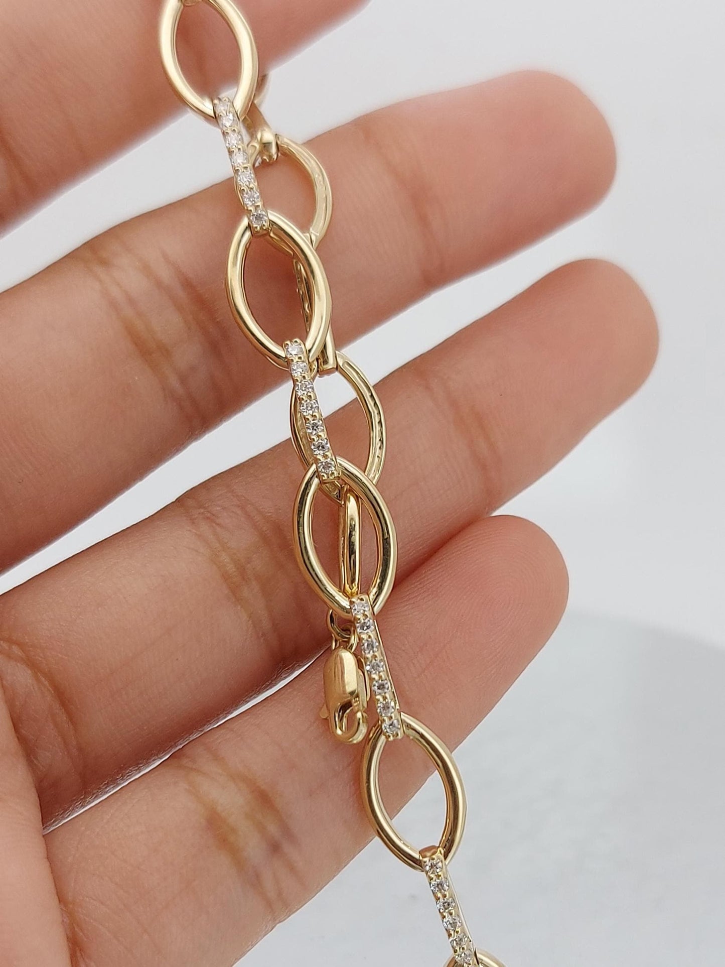 Armband aus 14 Karat Massivgold mit Büroklammerkette, zartes Goldarmband, Labor-Diamant-Pavé-Armband, Jubiläumsgeschenk für sie. Moissanite engagement ring in Gold or Platinum — custom handcrafted by Forever For Love