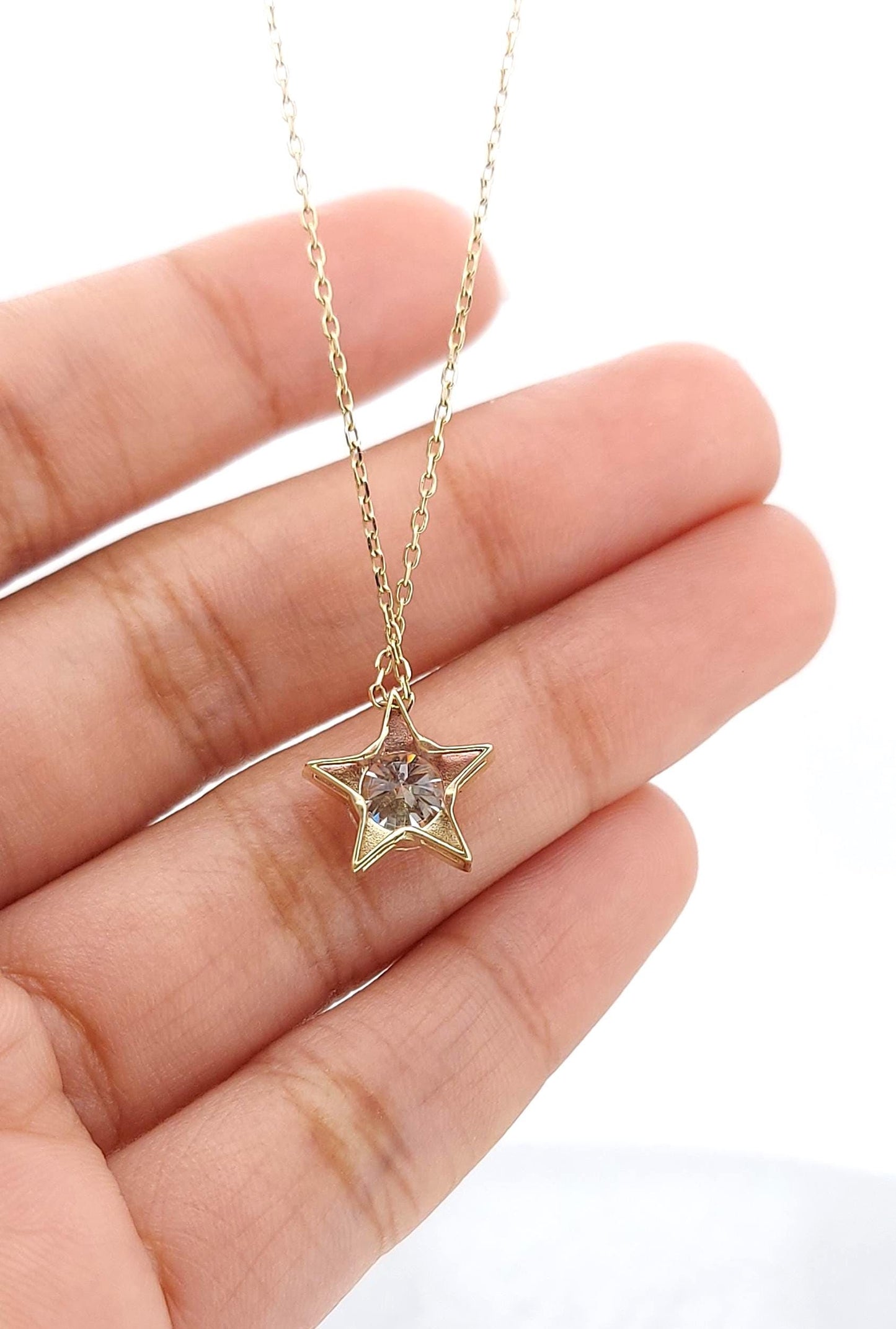 Sternförmige runde Diamantkette, 14 Karat Gelbgold, zierlicher minimalistischer Diamantanhänger, sternförmige Damenhalskette, perfektes Halsketten-Geschenk. Moissanite engagement ring in Gold or Platinum — custom handcrafted by Forever For Love