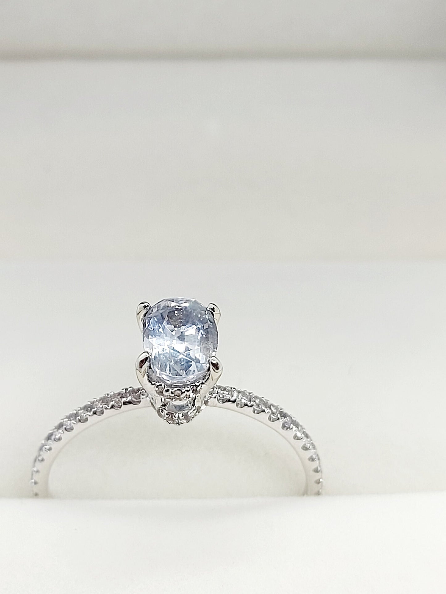 1,6 Karat ovaler weißer Diamant, Saphir Verlobungsring Oval cut Moissanite engagement ring in 935er Argentium Silber — custom handcrafted by Forever For Love