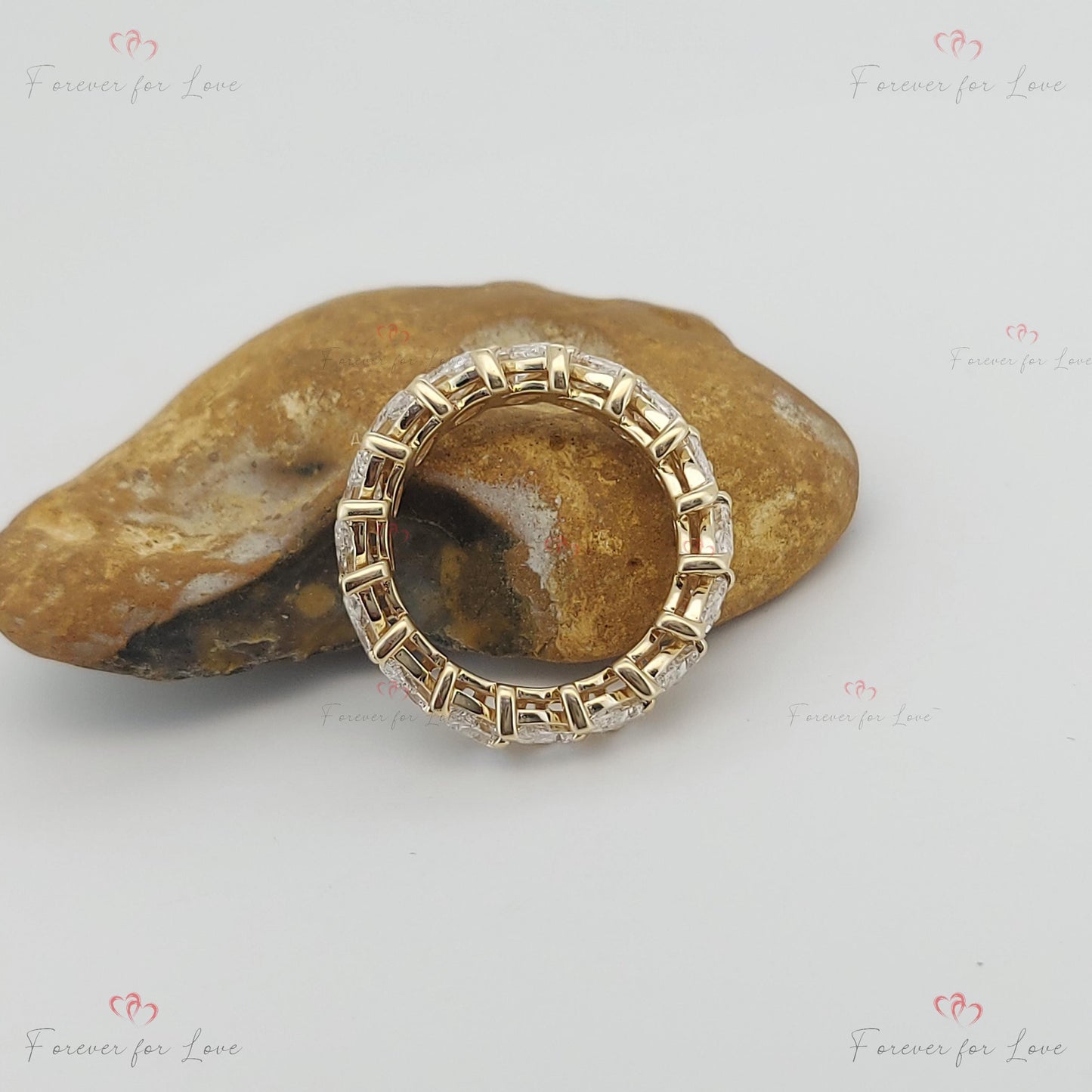 Bague Éternité Complète avec Diamants Taille Poire de Laboratoire, Certifiée, en Or Jaune, Sertie à Griffes Partagées Pear cut Moissanite taille brillant engagement ring in Gold or Platinum — custom handcrafted by Forever For Love