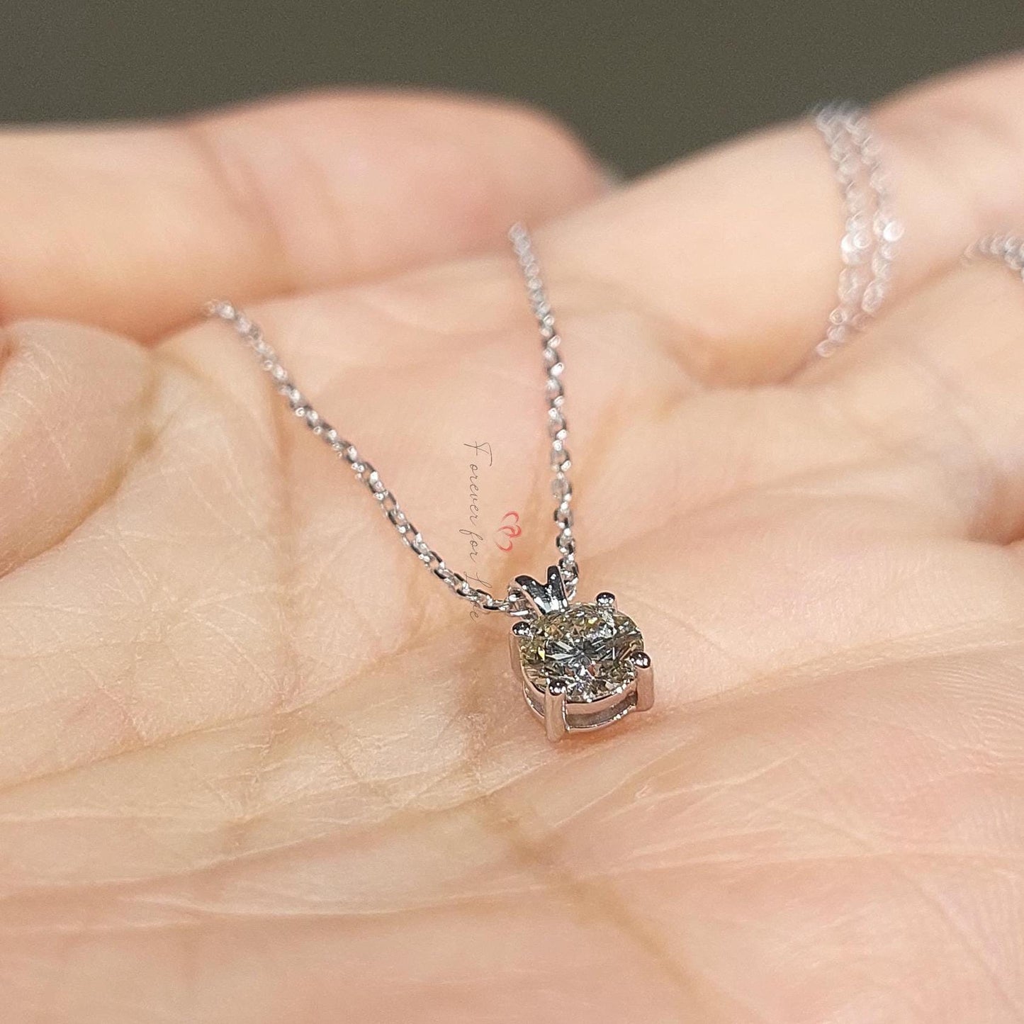 Halskette mit rundem Diamanten, 14 Karat Gelbgold, zierlicher minimalistischer runder Anhänger, Diamant-Alternative Damen-Halskette, besonderes Geschenk für sie. Moissanite engagement ring in Gold or Platinum — custom handcrafted by Forever For Love