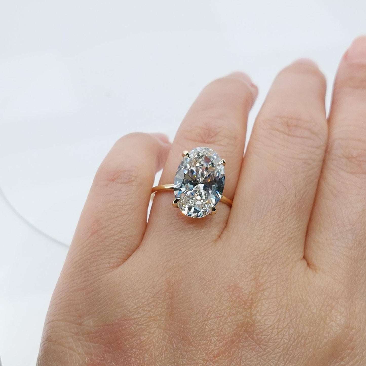 7 Karat ovaler Solitär-Verlobungsring mit Labor-Diamant Oval cut Moissanite engagement ring in 935er Argentium Silber — custom handcrafted by Forever For Love