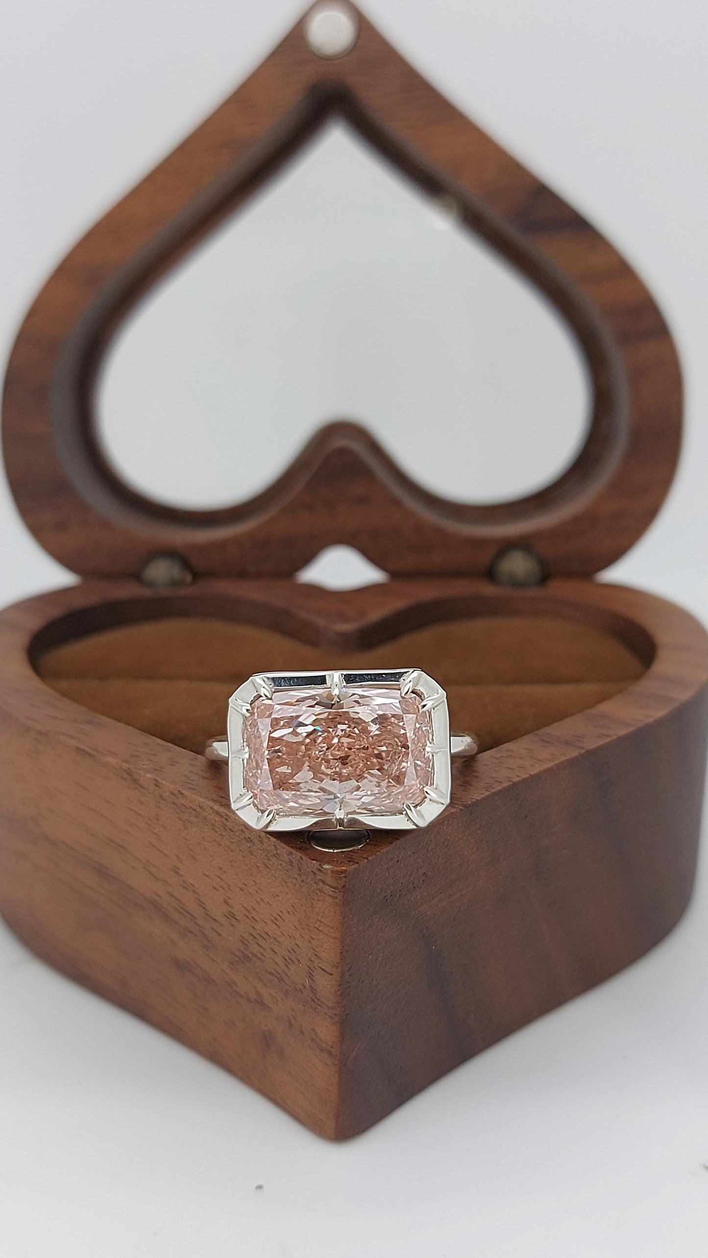 Bague de fiançailles en diamant de laboratoire coussin rose fantaisie 4 Ct Cushion cut 1Ct Moissanite Taille Brillant engagement ring in Gold or Platinum — custom handcrafted by Forever For Love