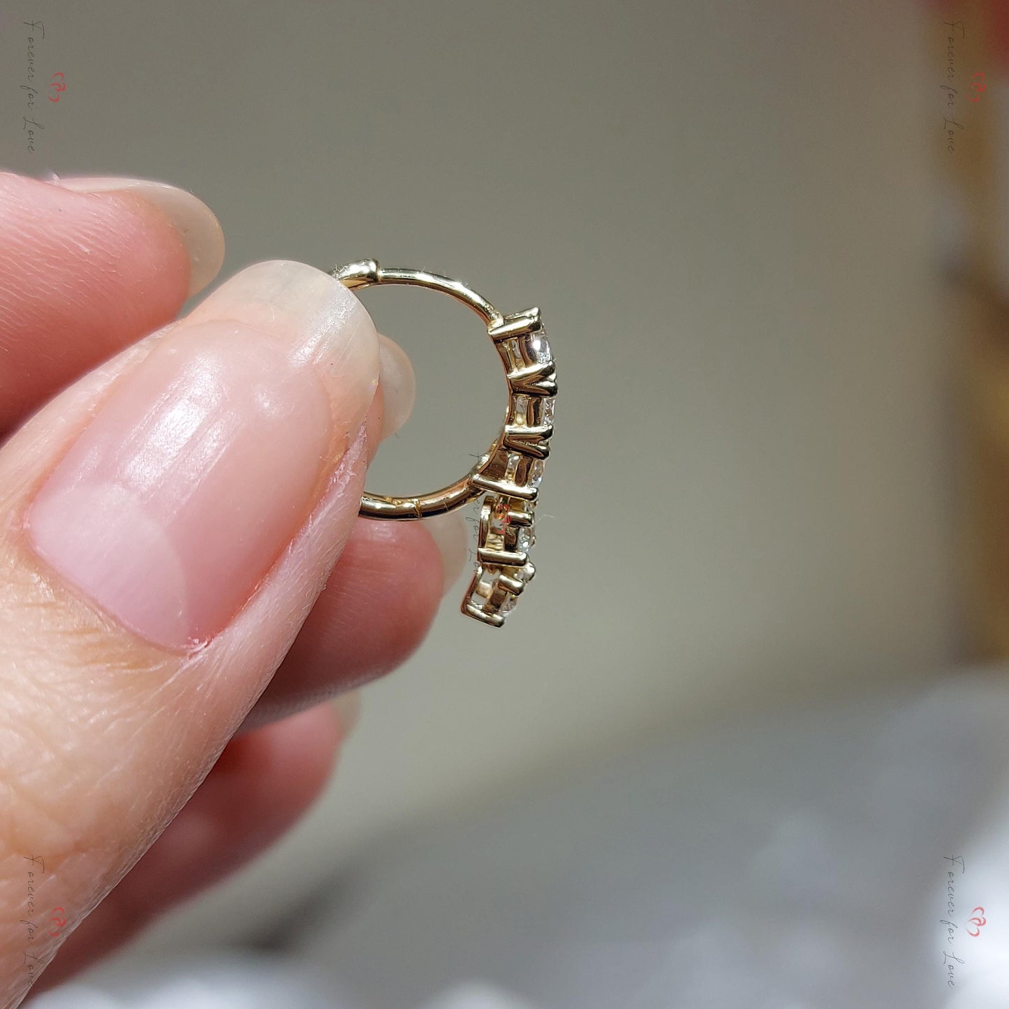 14k Gold- und Diamant-Creolen, 3mm Diamant-Huggies, baumelnde Diamanten, echte Diamanten, 14k Rosé-, Weiß-, Gelbgold Ohrringe Paar. Moissanite engagement ring in Gold or Platinum — custom handcrafted by Forever For Love