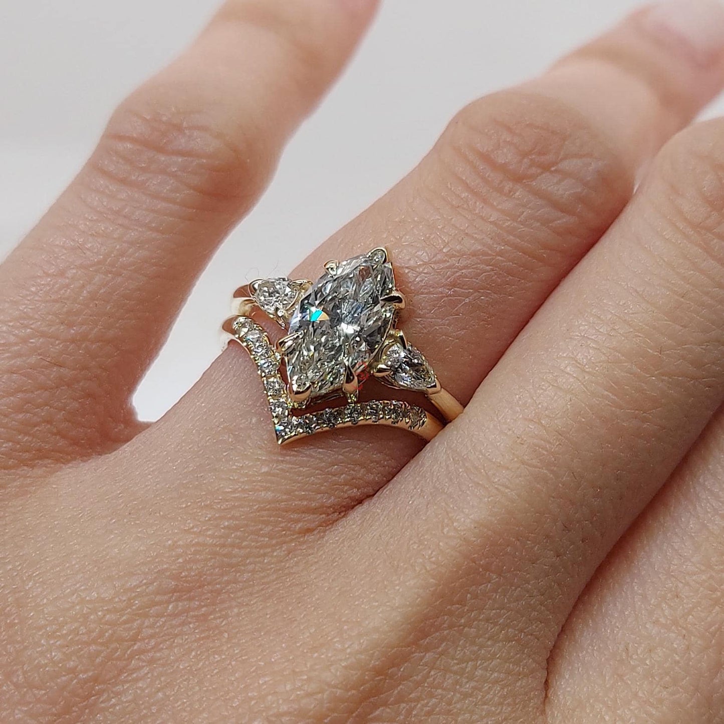 Verlobungsring-Set mit Diamanten im Marquise-Schliff (1,5 Karat), Vintage Diamant-Stapelring, Diamantring, 14K/18K Gelbgold, zartes Braut-Set. Marquise cut Moissanite engagement ring in 935er Argentium Silber — custom handcrafted by Forever For Love