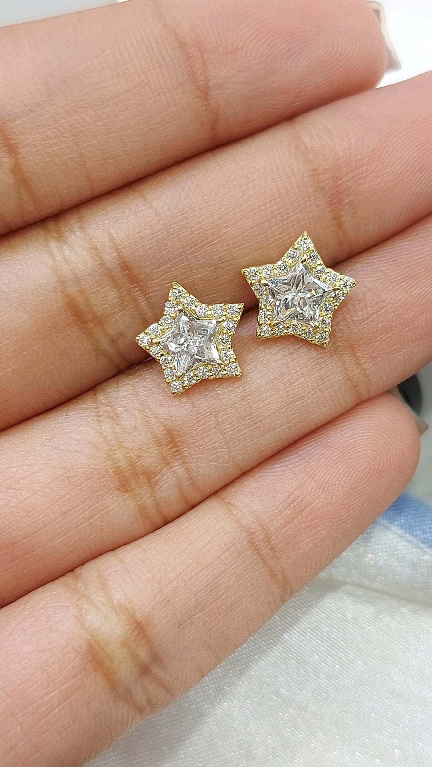 Puces d'oreilles taille étoile / Puces d'oreilles taille étoile / Puces d'oreilles en or 14 carats / Puces d'oreilles taille étoile de 2 carats au total / Cadeau pour maman Moissanite engagement ring in Gold or Platinum — custom handcrafted by Forever For Love