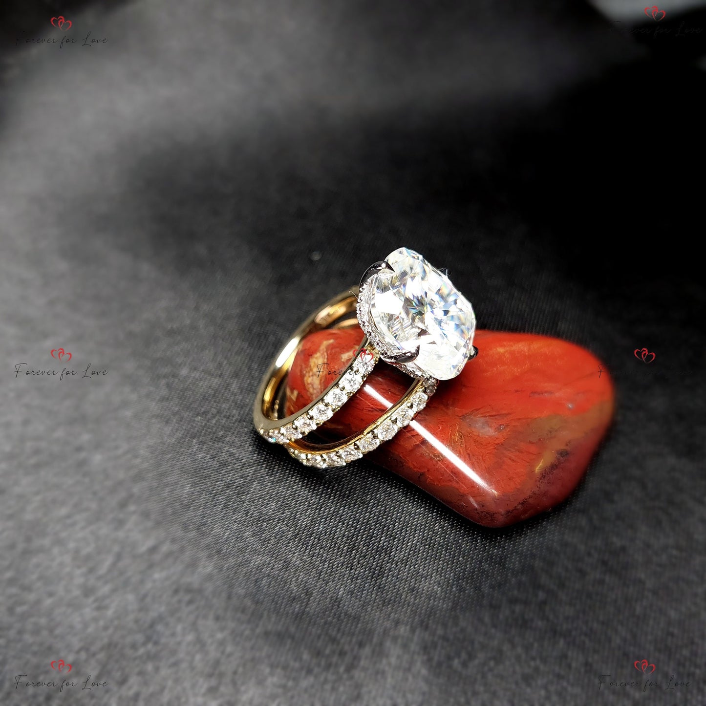 Brautset mit Kissen-Moissanit und verstecktem Halo Cushion cut Moissanite engagement ring in 935er Argentium Silber — custom handcrafted by Forever For Love