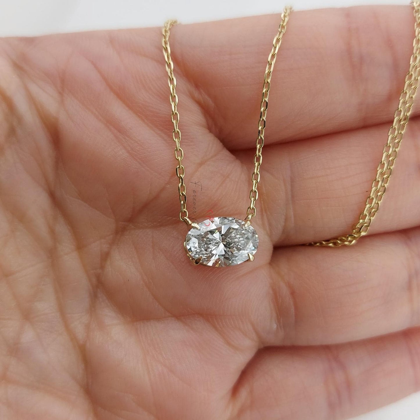 Pendentif flottant solitaire en diamant taille ovale avec chaîne de 45,7 cm, certifié IGI, 2 carats, couleur F, pureté VS1, or jaune 14 carats, diamant créé en laboratoire Moissanite engagement ring in Gold or Platinum — custom handcrafted by Forever For Love
