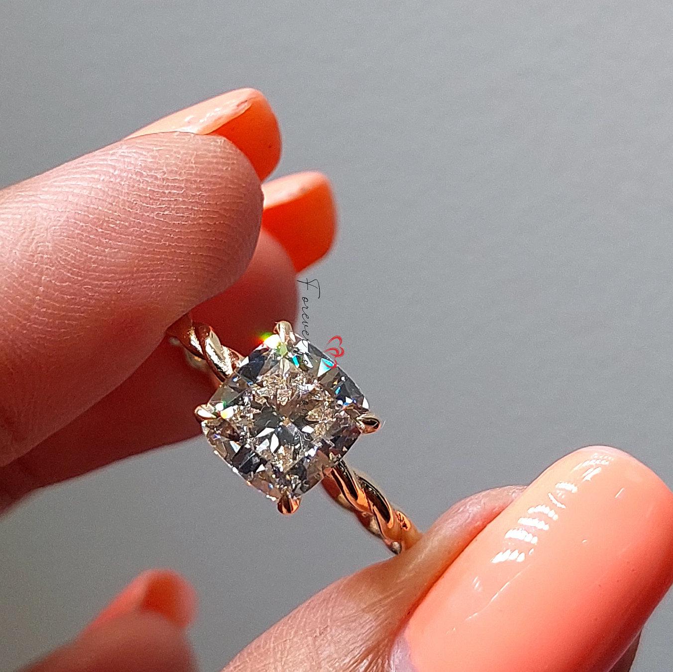 Bague de fiançailles en diamant de laboratoire coussin de 2 Ct certifié IGI Cushion cut 1Ct Moissanite Taille Brillant engagement ring in Gold or Platinum — custom handcrafted by Forever For Love
