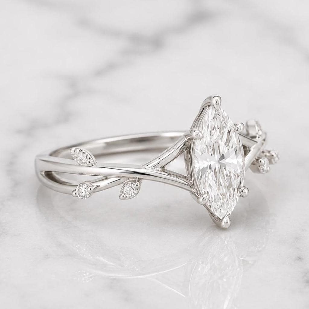 Naturinspirierter Marquise-Diamant-Verlobungsring Laborgezüchteter Diamant mit runden Seitensteinen Sechs-Krappen-Fassung Ring Geschenk Round cut Moissanite engagement ring in 935 Argentium Silber — custom handcrafted by Forever For Love