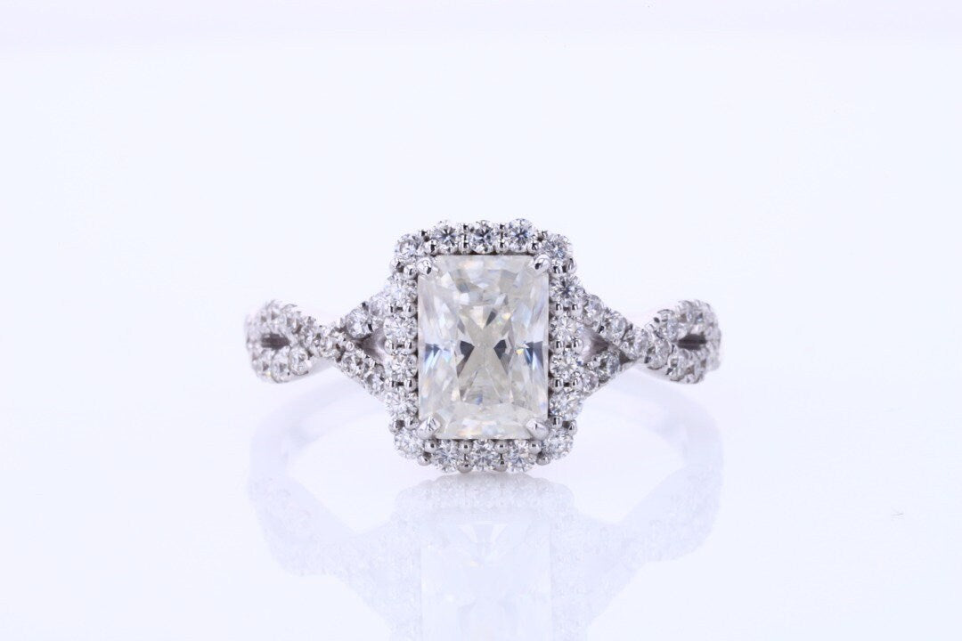 IGI-zertifizierter Verlobungsring mit Radiant-Diamant und Halo Radiant cut Moissanite engagement ring in 935 Argentium Silber — custom handcrafted by Forever For Love
