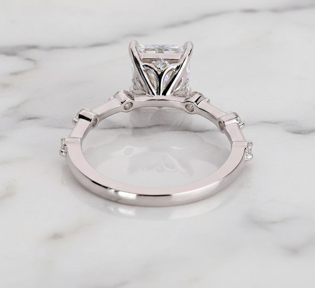 Bague de Fiançailles Diamant Taille Princesse Véritable Diamant de Laboratoire Bague de Demande en Mariage pour Elle Bague Pave Écartée Cadeau d'Anniversaire Unique Princess cut 1Ct Moissanite taille brillant engagement ring in Gold or Platinum — custom handcrafted by Forever For Love