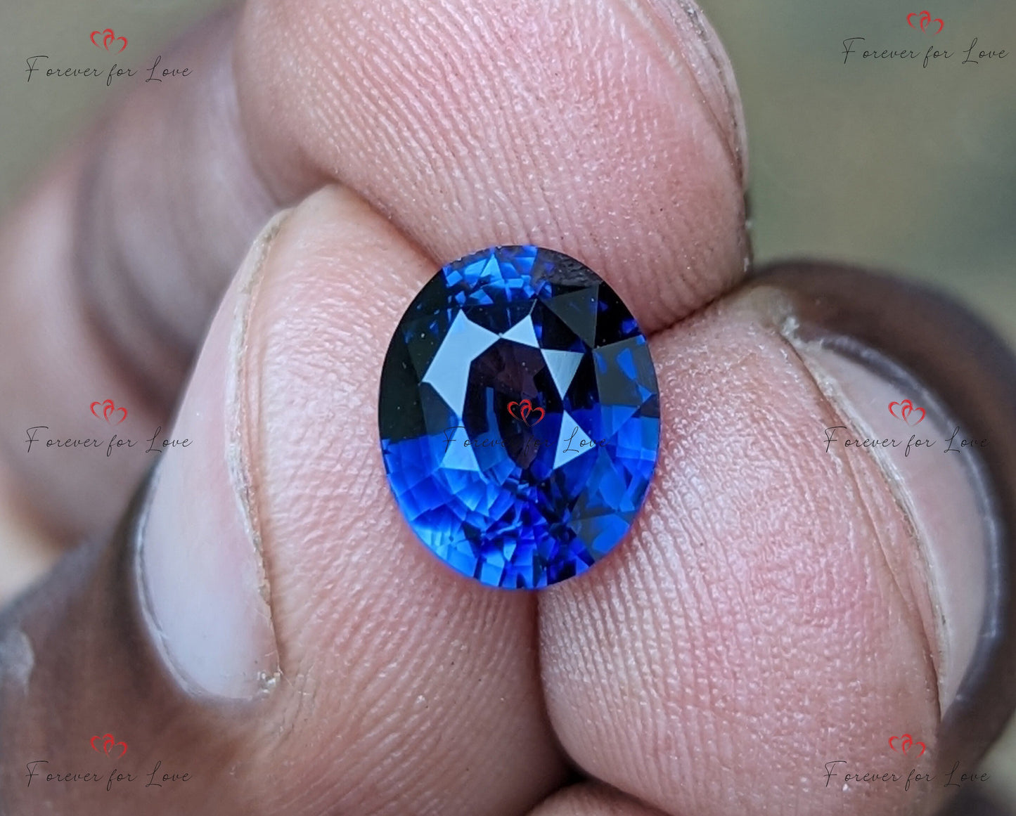 Ein natürlicher, eleganter, wärmebehandelter, erdeigener Ceylon-Saphir in Königsblau im Ovalschliff. Moissanite engagement ring in Gold or Platinum — custom handcrafted by Forever For Love