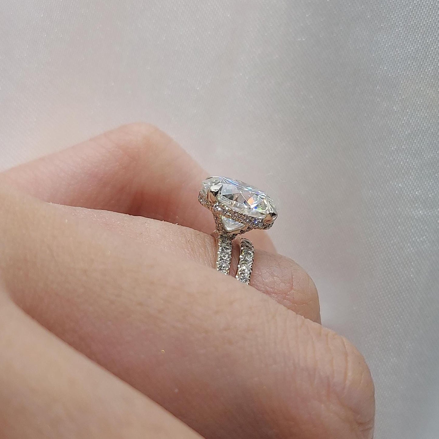 Bague de fiançailles solitaire en diamant de laboratoire rond certifié IGI de 4 carats Round cut Moissanite taille brillant engagement ring in Gold or Platinum — custom handcrafted by Forever For Love