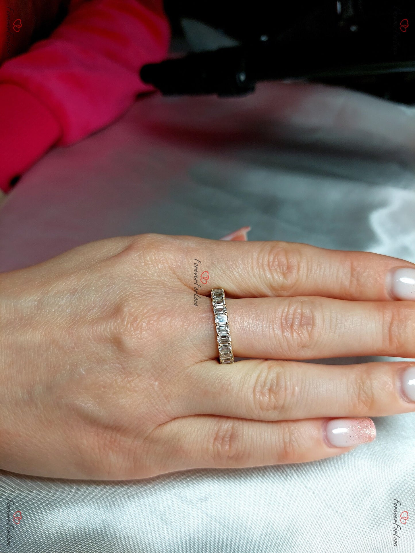 Alliance de mariage en diamants taille émeraude, chaque diamant CVD taille émeraude de 0,25 CT, demi-alliance éternité assortie à empiler. Emerald cut Moissanite taille brillant engagement ring in Gold or Platinum — custom handcrafted by Forever For Love