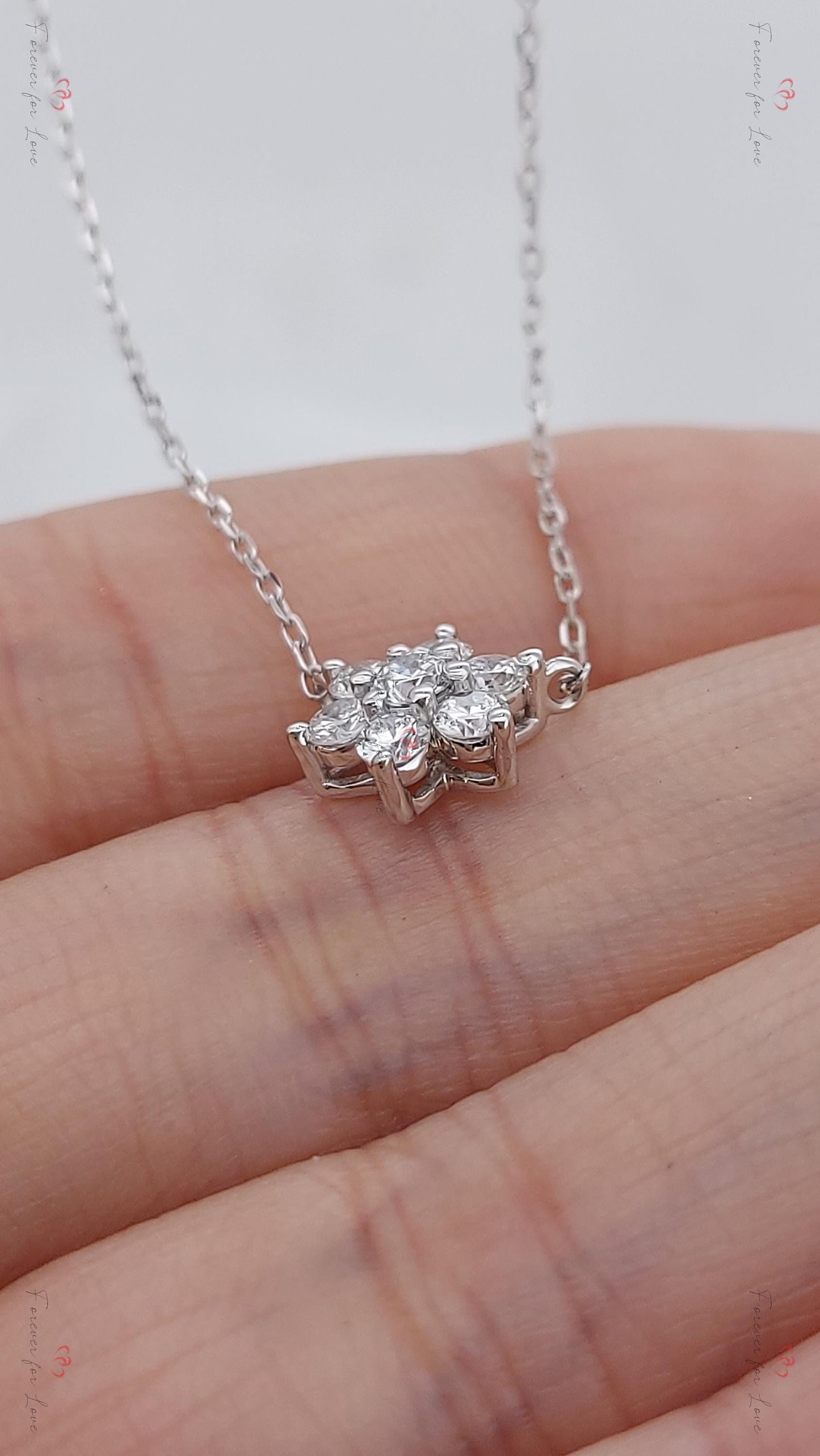 Collier Fleur Diamant, Or Jaune 14 carats, Pendentif Cœur Minimaliste Délicat, Véritable Diamant, Collier Femme, Cadeau Spécial Pour Elle. Moissanite engagement ring in Gold or Platinum — custom handcrafted by Forever For Love