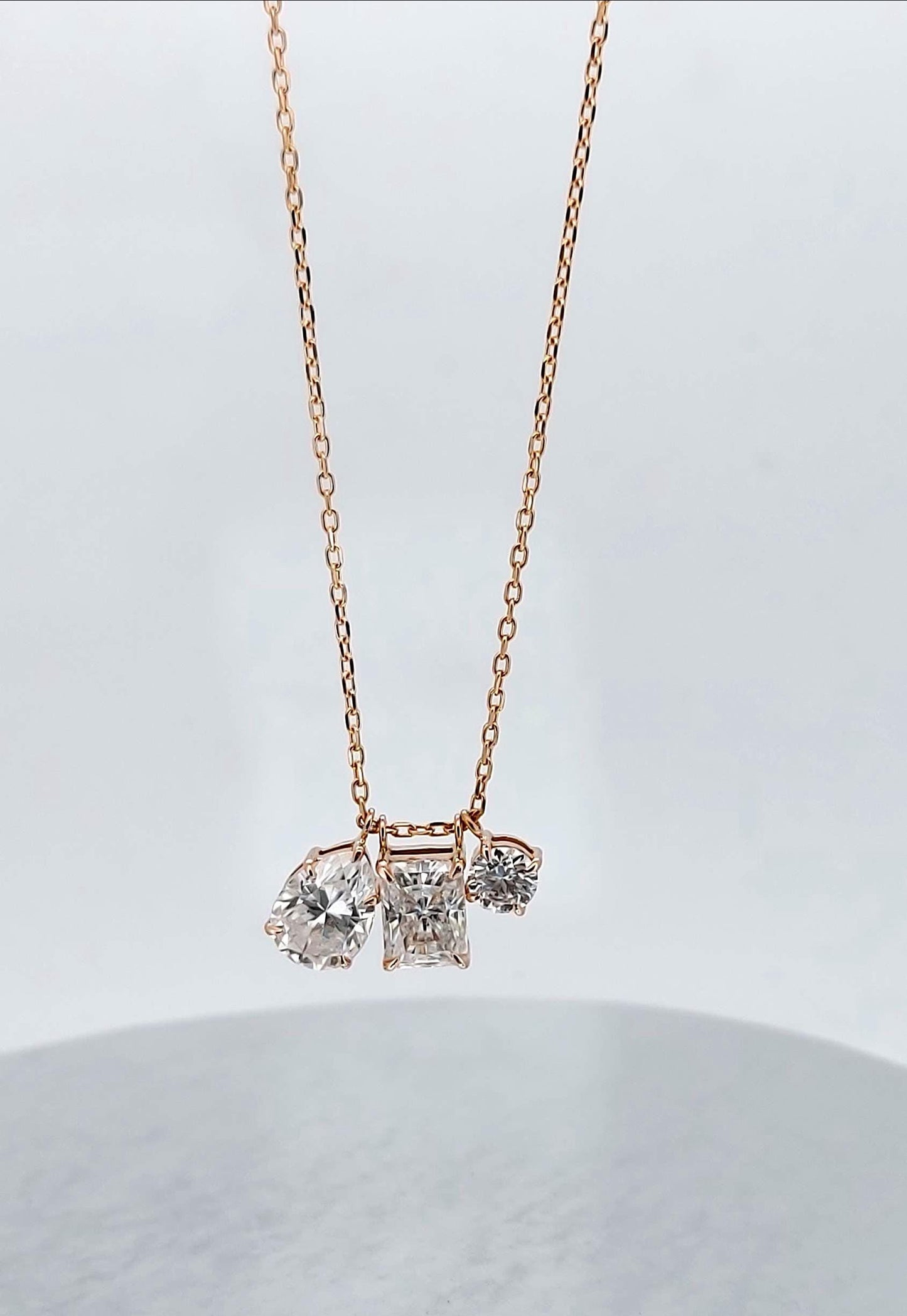 Pendentif flottant solitaire en or rose 14 carats, certifié IGI, avec diamants taille poire, émeraude et ronds, 4,5 ct E, VVS2, design personnalisé et chaîne Moissanite engagement ring in Gold or Platinum — custom handcrafted by Forever For Love