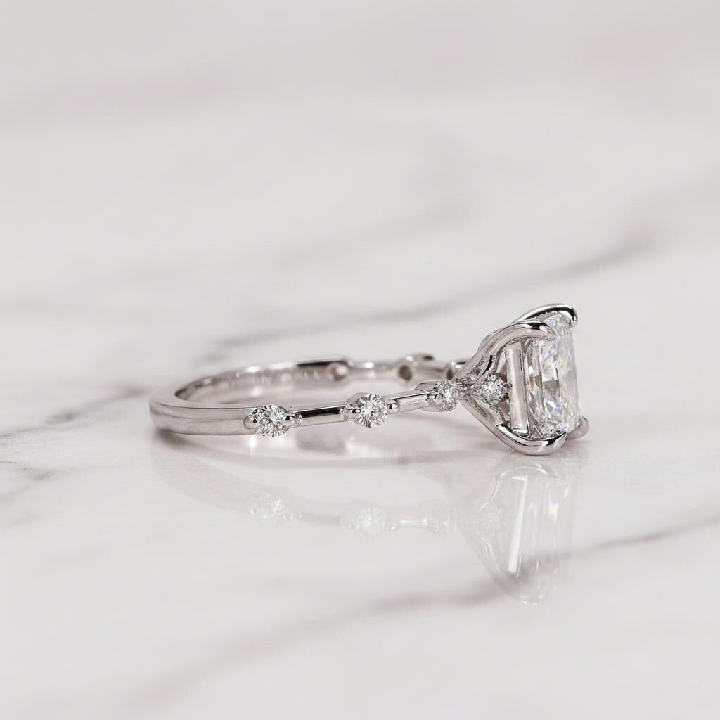 Bague de Fiançailles Diamant Taille Princesse Véritable Diamant de Laboratoire Bague de Demande en Mariage pour Elle Bague Pave Écartée Cadeau d'Anniversaire Unique Princess cut 1Ct Moissanite taille brillant engagement ring in Gold or Platinum — custom handcrafted by Forever For Love