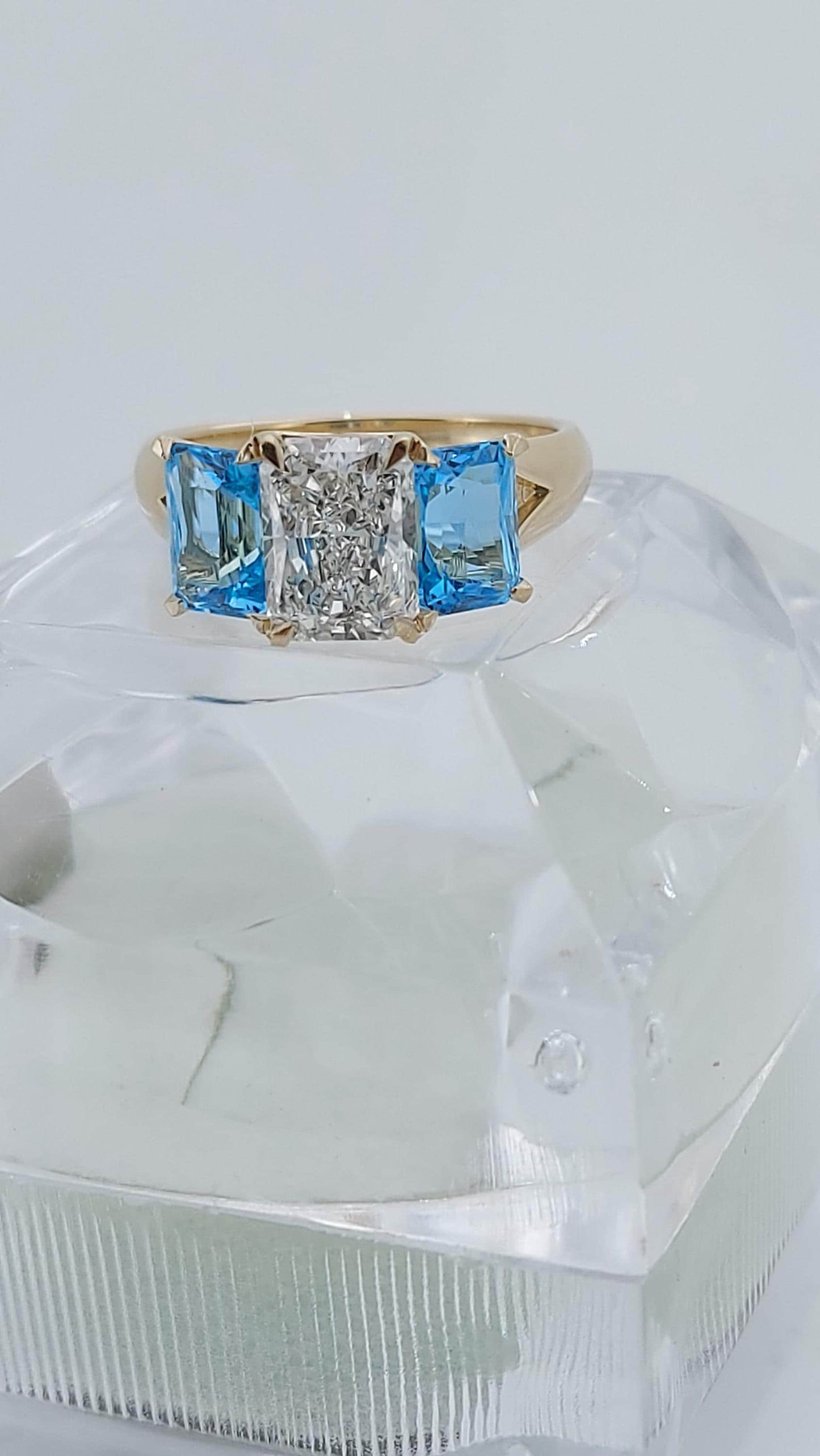 2 Karat Radiant Diamant Drei-Stein-Verlobungsring Radiant cut Moissanite engagement ring in Gold or Platinum — custom handcrafted by Forever For Love