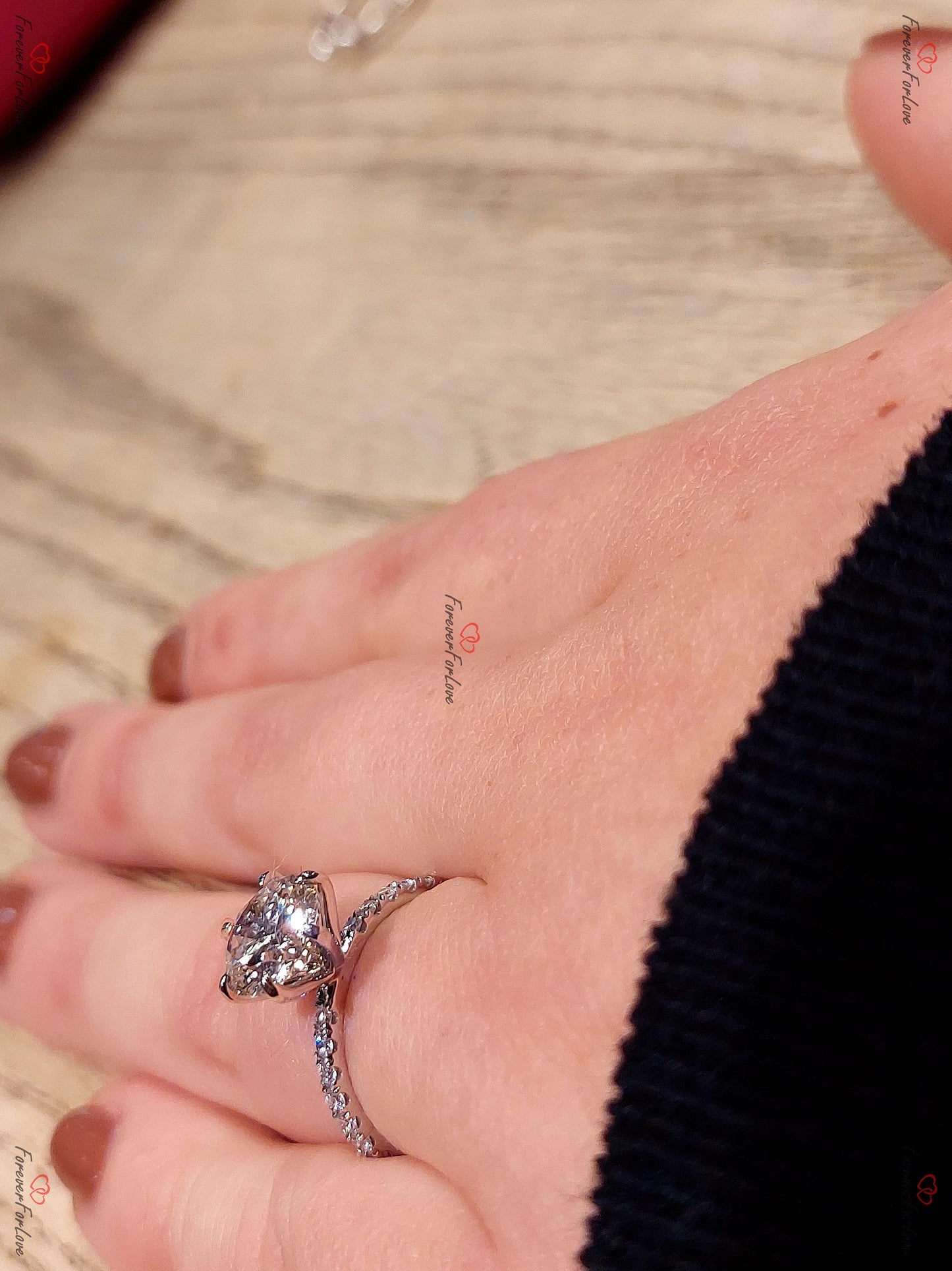 Solitaire en diamant de laboratoire rond de 2 carats avec certificat Round cut 1Ct Moissanite taille brillant engagement ring in Gold or Platinum — custom handcrafted by Forever For Love