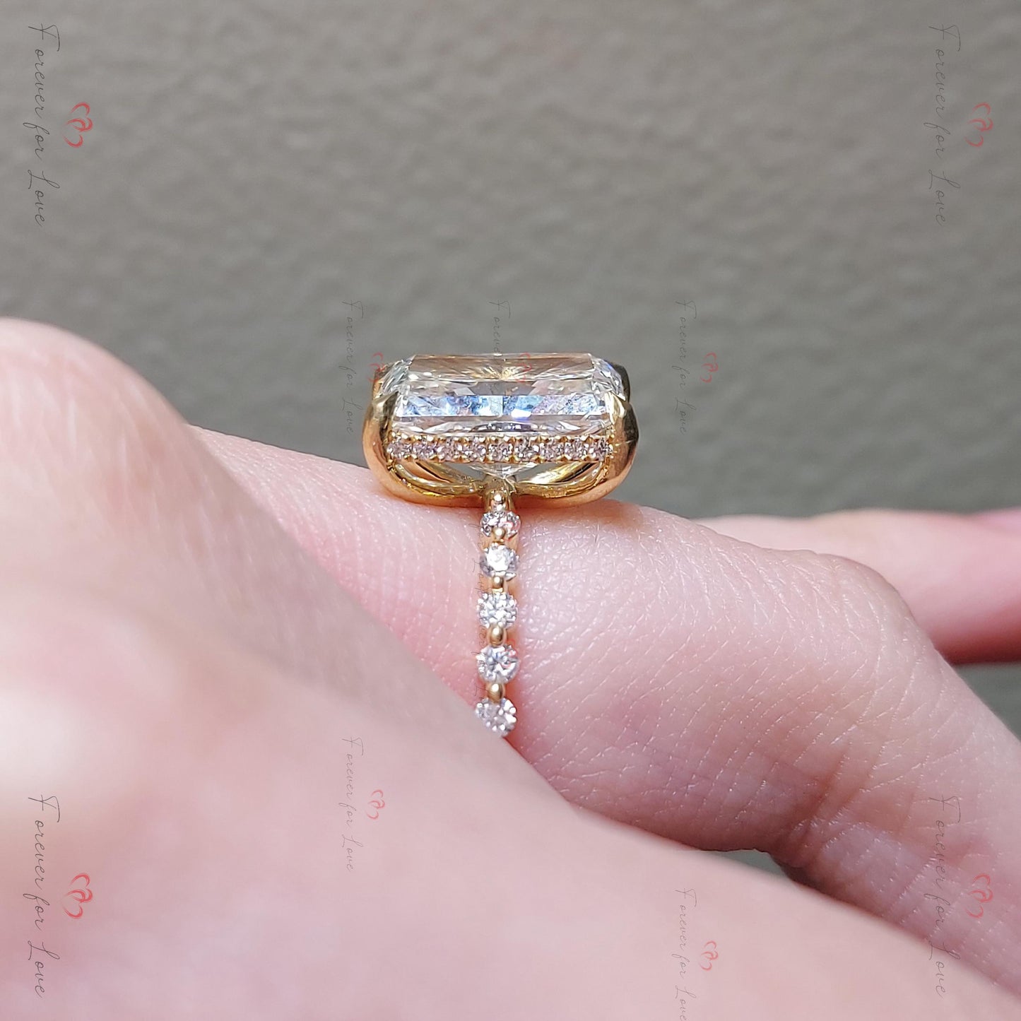 Bague de Fiançailles Solitaire 5 carats en Diamant de Laboratoire Radiant Certifié IGI Radiant cut 1Ct Moissanite taille brillant engagement ring in Gold or Platinum — custom handcrafted by Forever For Love