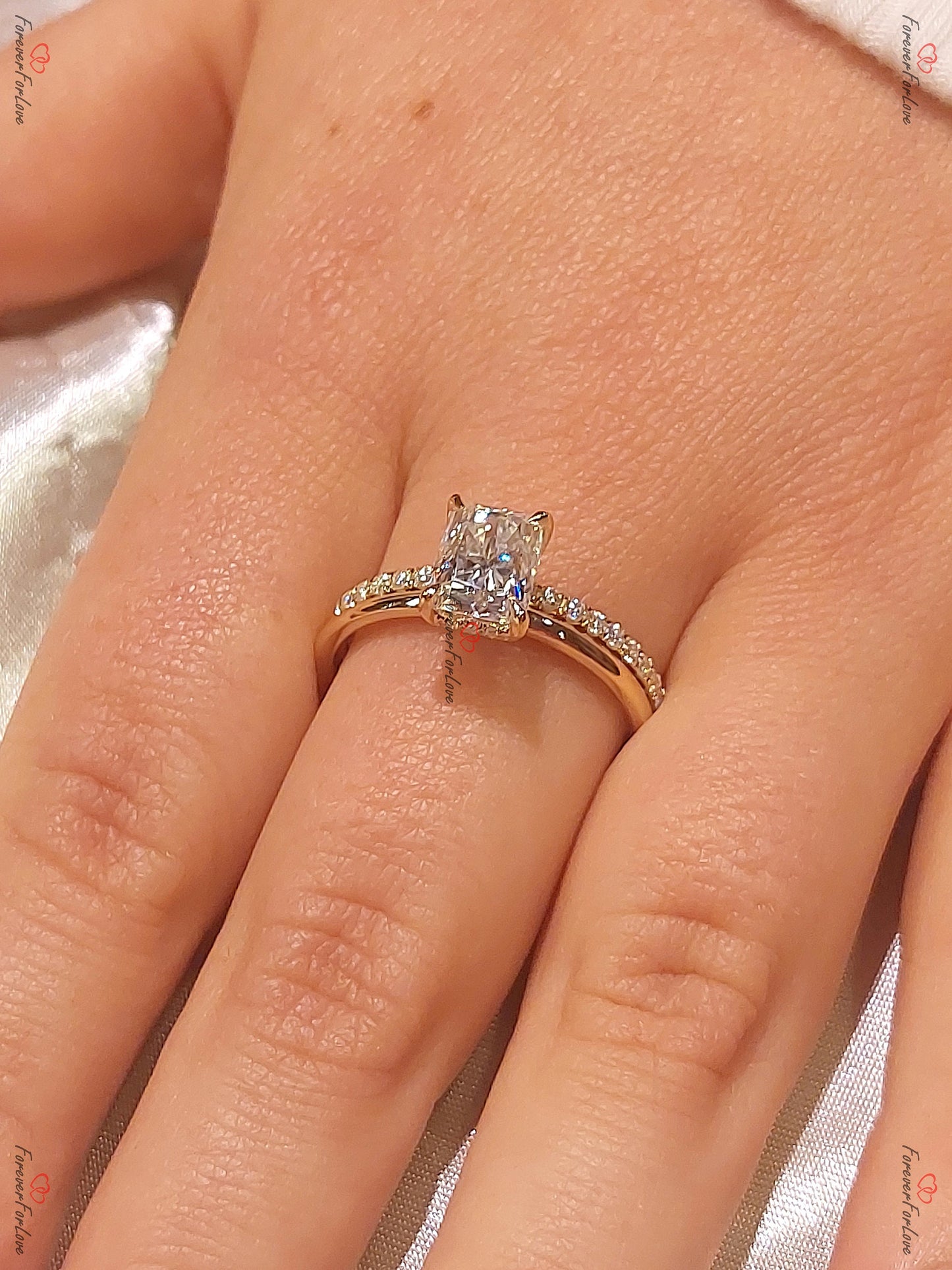 2 Karat strahlender Labor-Diamant & Moissanit Eternity Ring Radiant cut Moissanite engagement ring in 935er Argentium Silber — custom handcrafted by Forever For Love