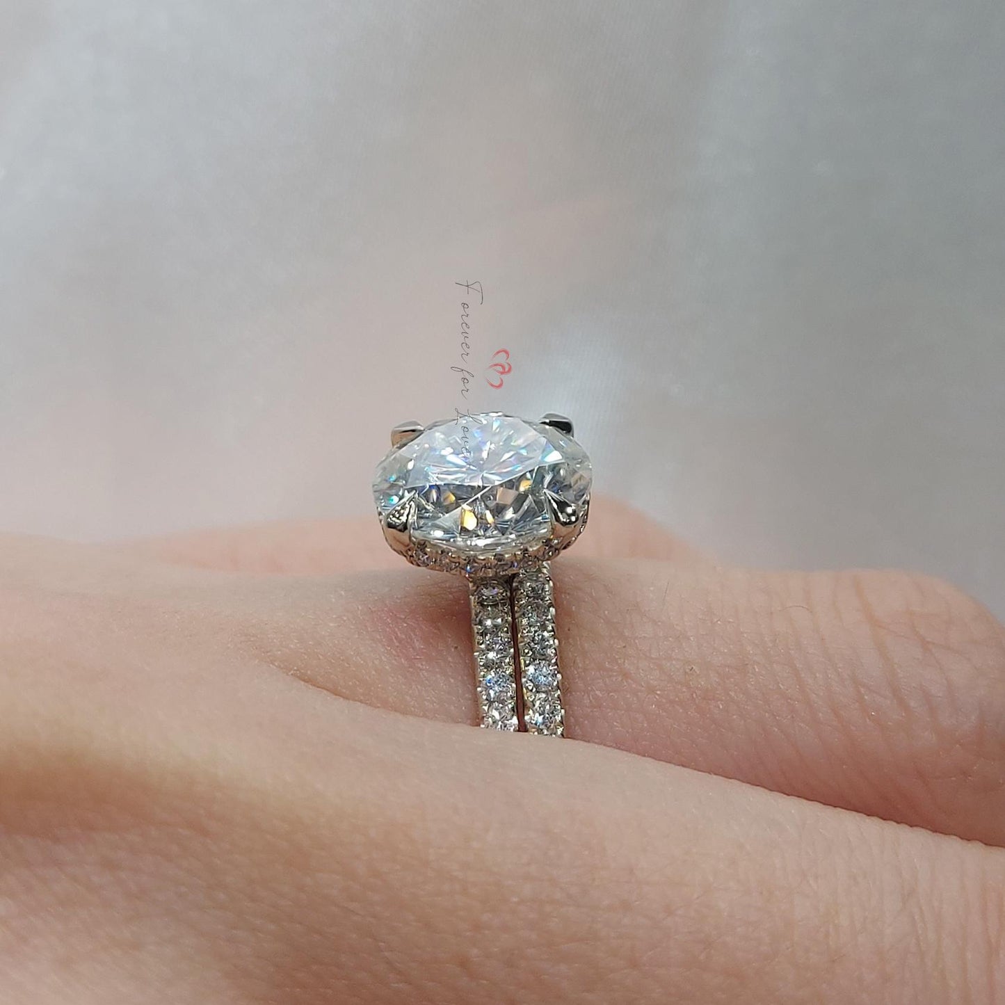 Bague de fiançailles solitaire en diamant de laboratoire rond certifié IGI de 4 carats Round cut Moissanite taille brillant engagement ring in Gold or Platinum — custom handcrafted by Forever For Love