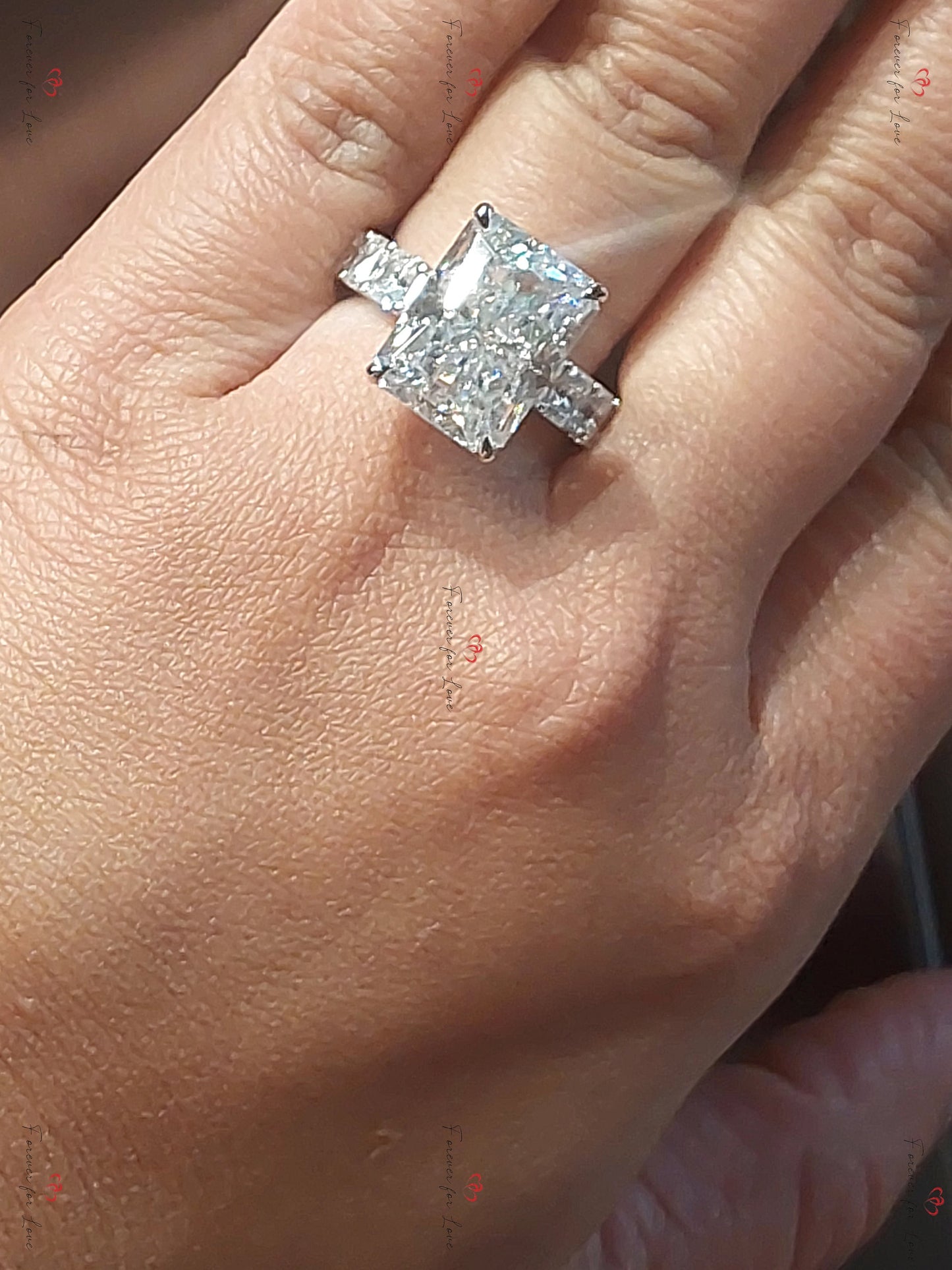 Bague de fiançailles solitaire en moissanite taille radiant 10 carats Radiant cut Moissanite taille brillant engagement ring in Gold or Platinum — custom handcrafted by Forever For Love