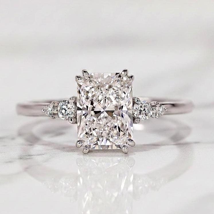 Laborgefertigter Diamant-Verlobungsring IGI-zertifizierter E VVS2 Diamant Antragsring Radiant-Schliff Diamantring für Damen Solitärring Radiant cut Moissanite engagement ring in 935er Argentium Silber — custom handcrafted by Forever For Love