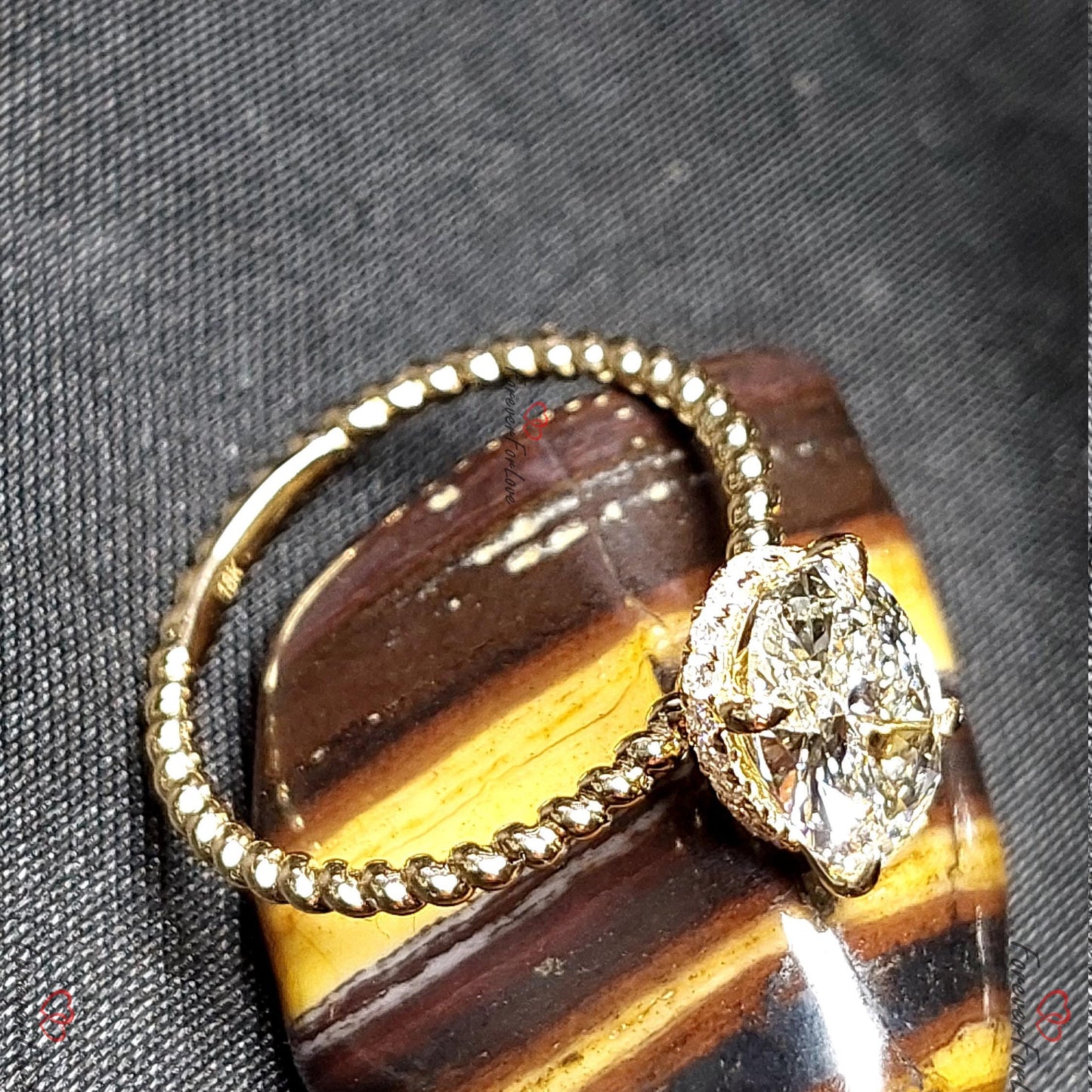 1,3 Karat IGI-zertifizierter ovaler Labordiamant Hidden Halo Ring Oval cut Moissanite engagement ring in 935 Argentium Silber — custom handcrafted by Forever For Love