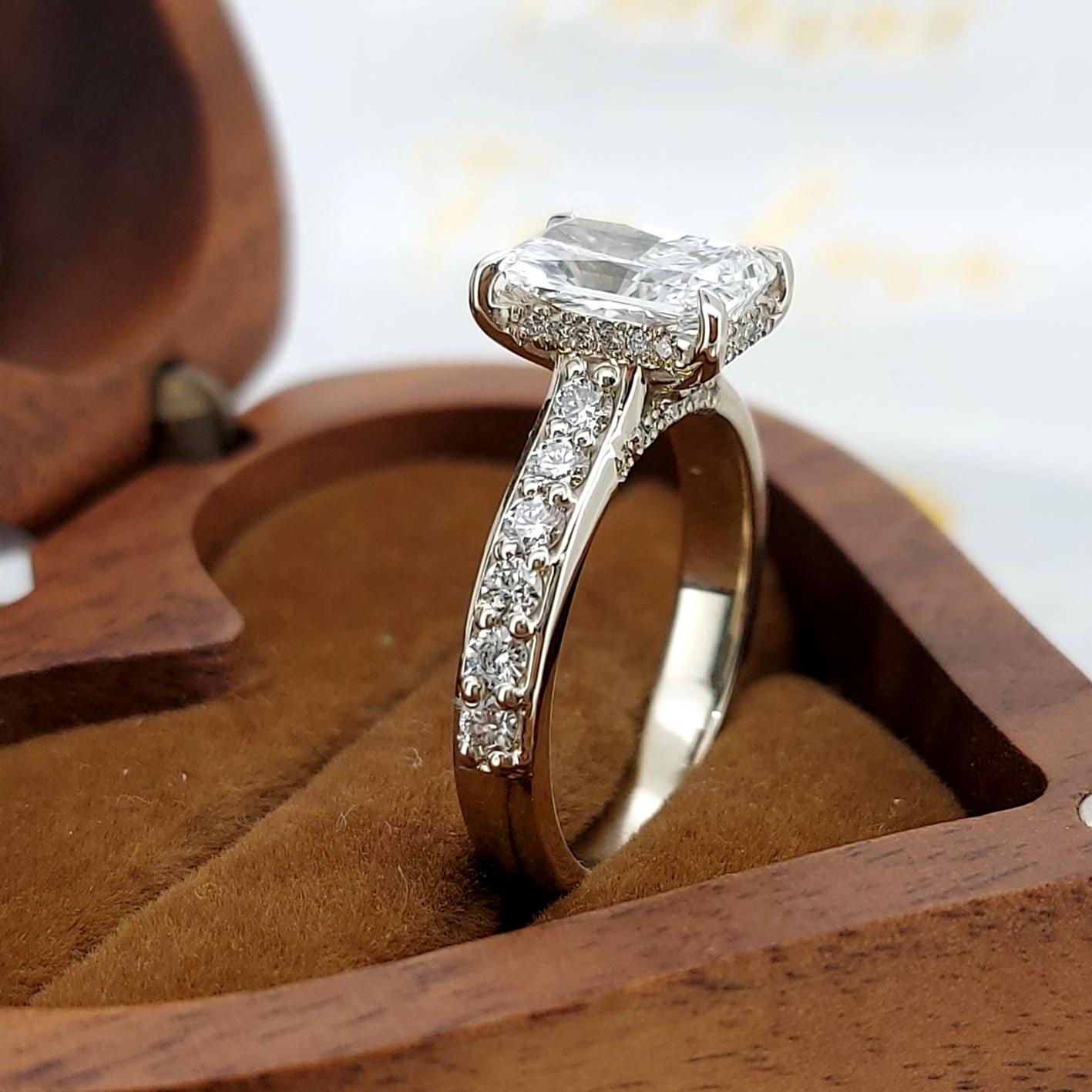 Bague de fiançailles auréolée de diamants de laboratoire taille radiant Radiant cut 1Ct Moissanite taille brillant engagement ring in Gold or Platinum — custom handcrafted by Forever For Love