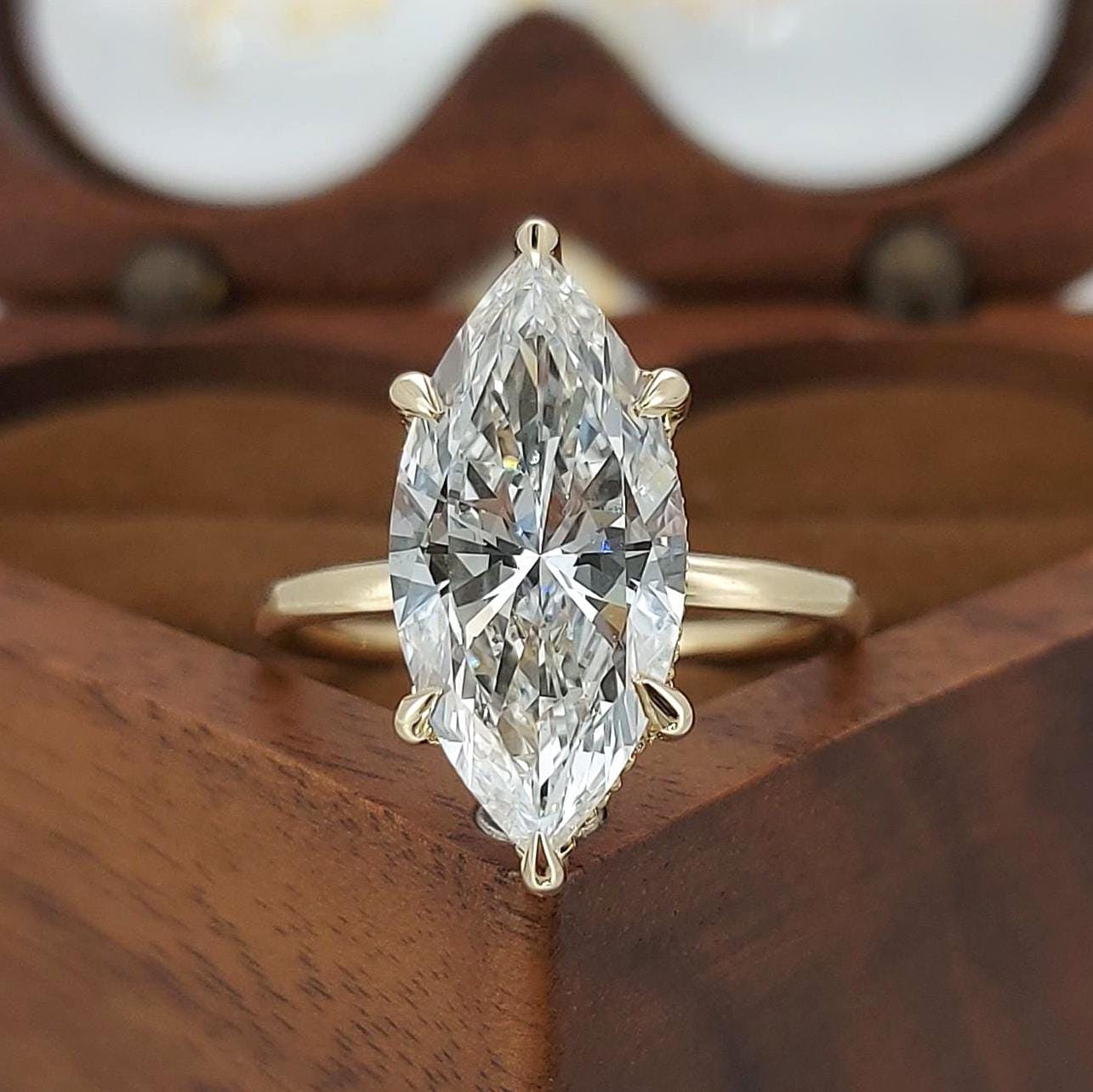 Bague de fiançailles solitaire à halo caché avec diamant de laboratoire taille marquise de 4,1 carats Marquise cut 1Ct Moissanite taille brillant engagement ring in Gold or Platinum — custom handcrafted by Forever For Love