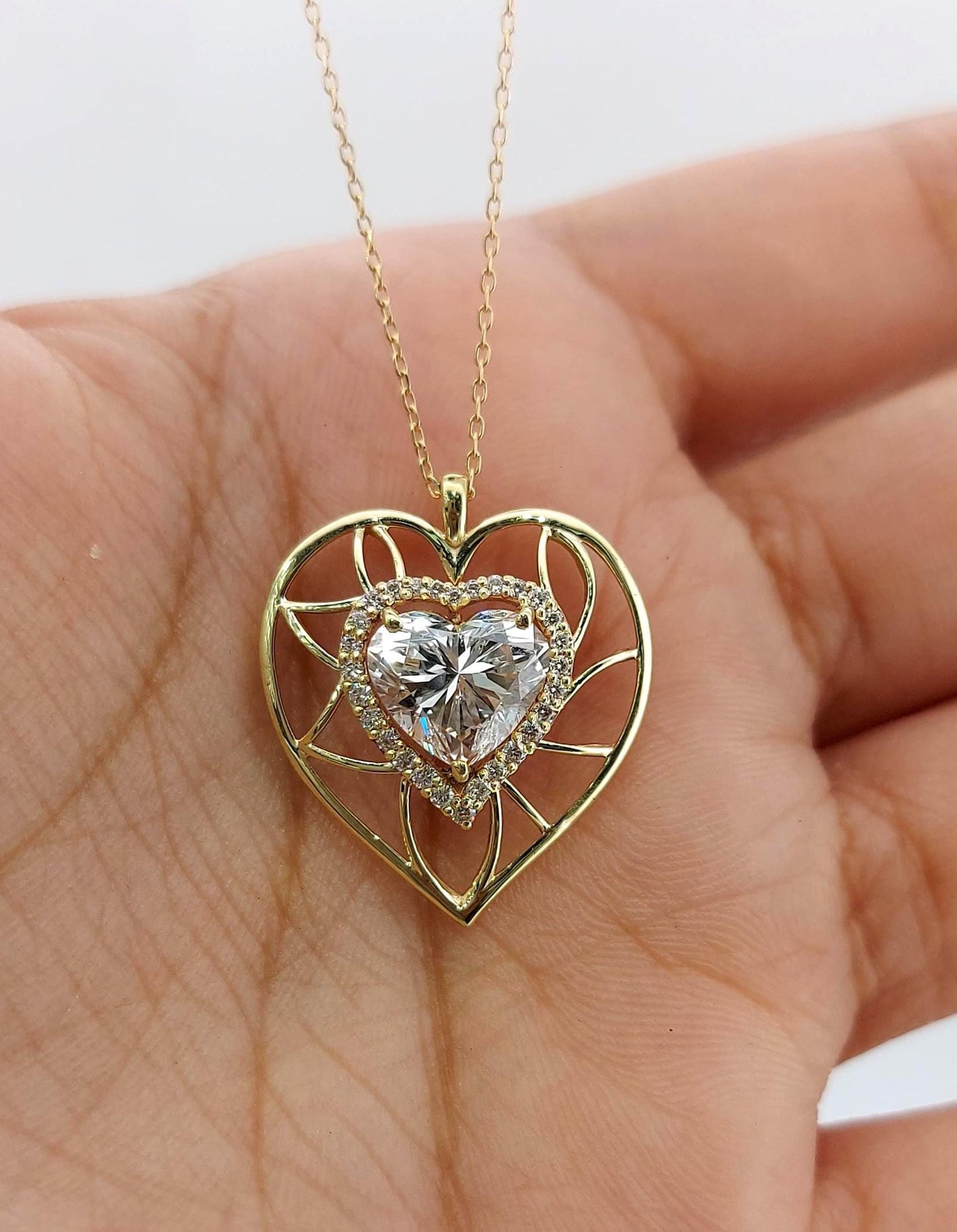 Herzförmige Diamantkette, 14 Karat Gelbgold, minimalistischer Anhänger, Labordiamant, einzigartiger Herzanhänger für Damen, besonderes Geschenk für sie. Moissanite engagement ring in Gold or Platinum — custom handcrafted by Forever For Love