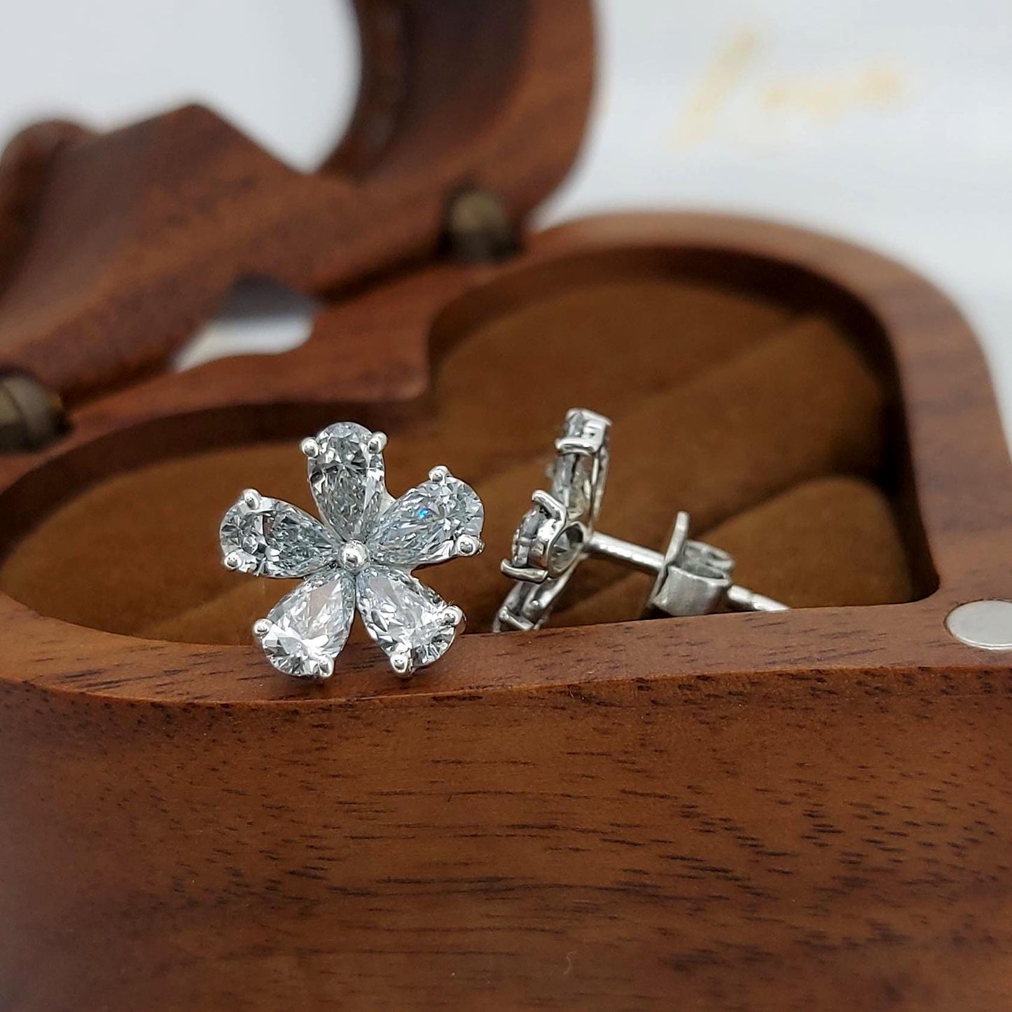 14k Gold Birnenförmige Blüten-Diamantohrringe, Labor-Diamantstecker, im Labor gezüchteter Diamant, Ohrstecker aus massivem Weißgold, Blütenohrringe, perfektes Geschenk Moissanite engagement ring in Gold or Platinum — custom handcrafted by Forever For Love
