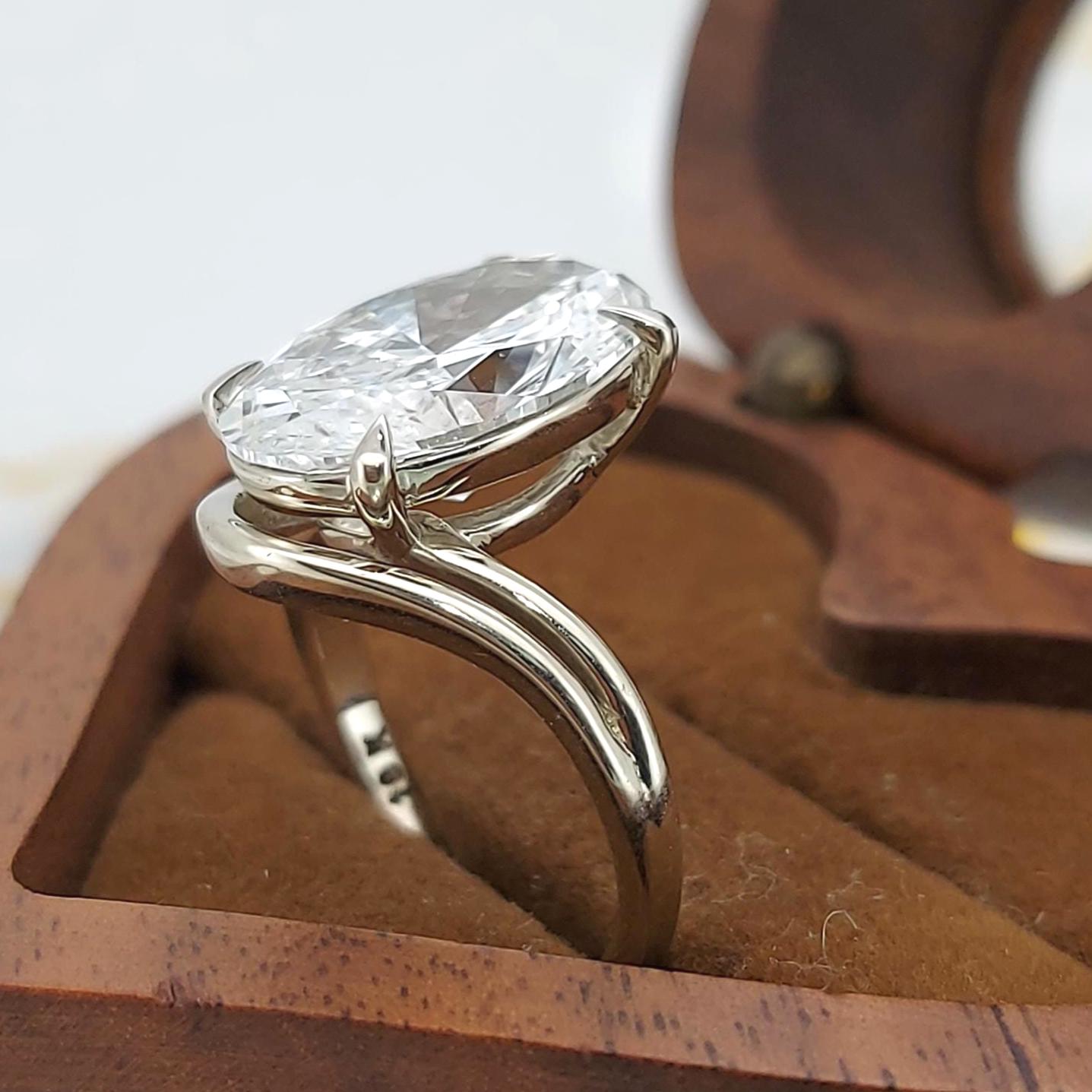 5ct Oval Schliff, D VVS2, IGI-zertifizierter ovaler Verlobungsring, Labor-Diamant-Verlobungsring, im Labor hergestellter Solitärring, Brautantragsring, Geschenk für sie. Oval cut Moissanite engagement ring in 935 Argentium Silber — custom handcrafted by Forever For Love
