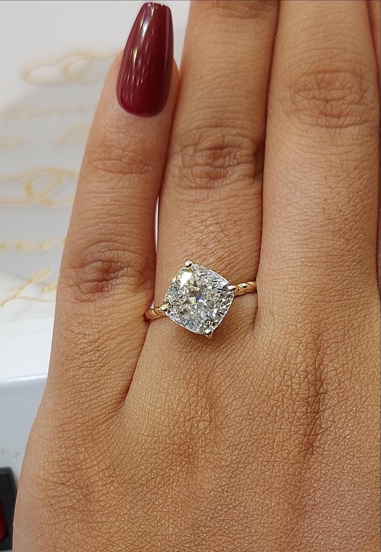Bague de fiançailles avec diamant de laboratoire coussin certifié IGI de 3 carats Cushion cut 1Ct Moissanite Taille Brillant engagement ring in Gold or Platinum — custom handcrafted by Forever For Love