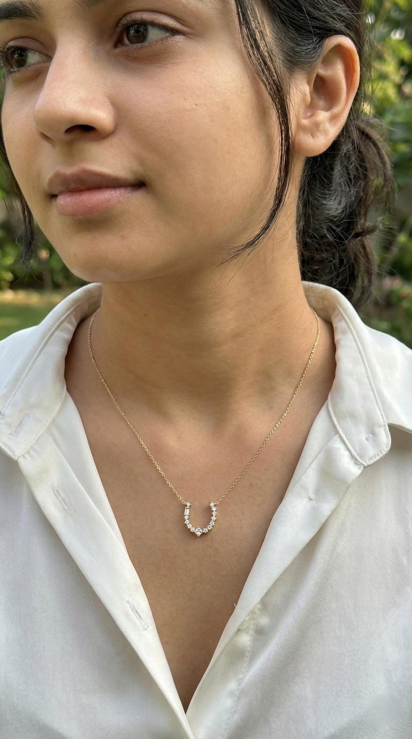 Collier fer à cheval porte-bonheur, cadeau pour les passionnés de chevaux | Pendentif délicat en or ou en argent | Breloque porte-bonheur personnalisée | Cadeau de remise de diplôme ou d'anniversaire Moissanite engagement ring in Gold or Platinum — custom handcrafted by Forever For Love