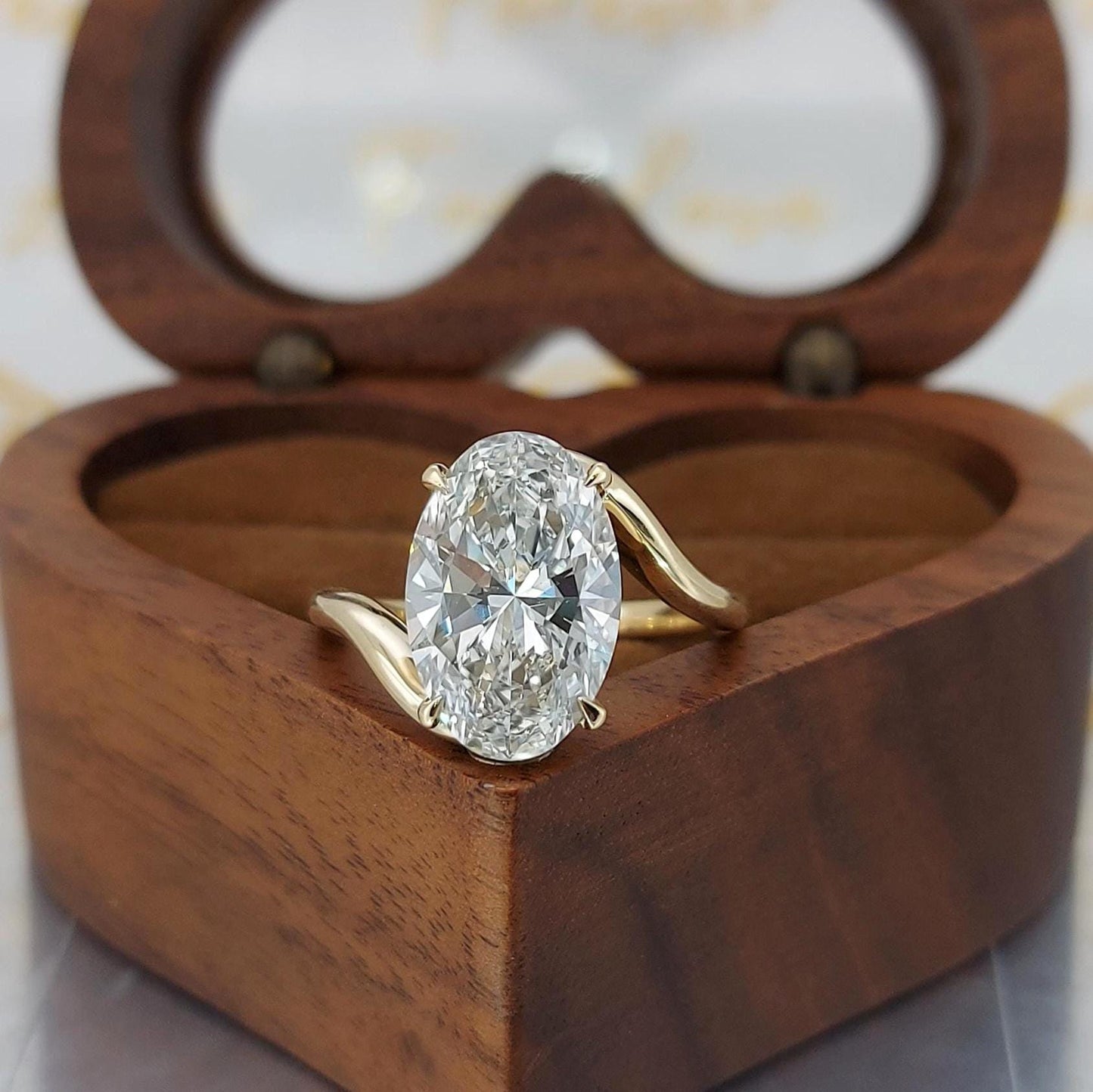 Bague de fiançailles solitaire en diamant de laboratoire ovale certifié IGI de couleur E de 4 carats Oval cut 1Ct Moissanite taille brillant engagement ring in Gold or Platinum — custom handcrafted by Forever For Love